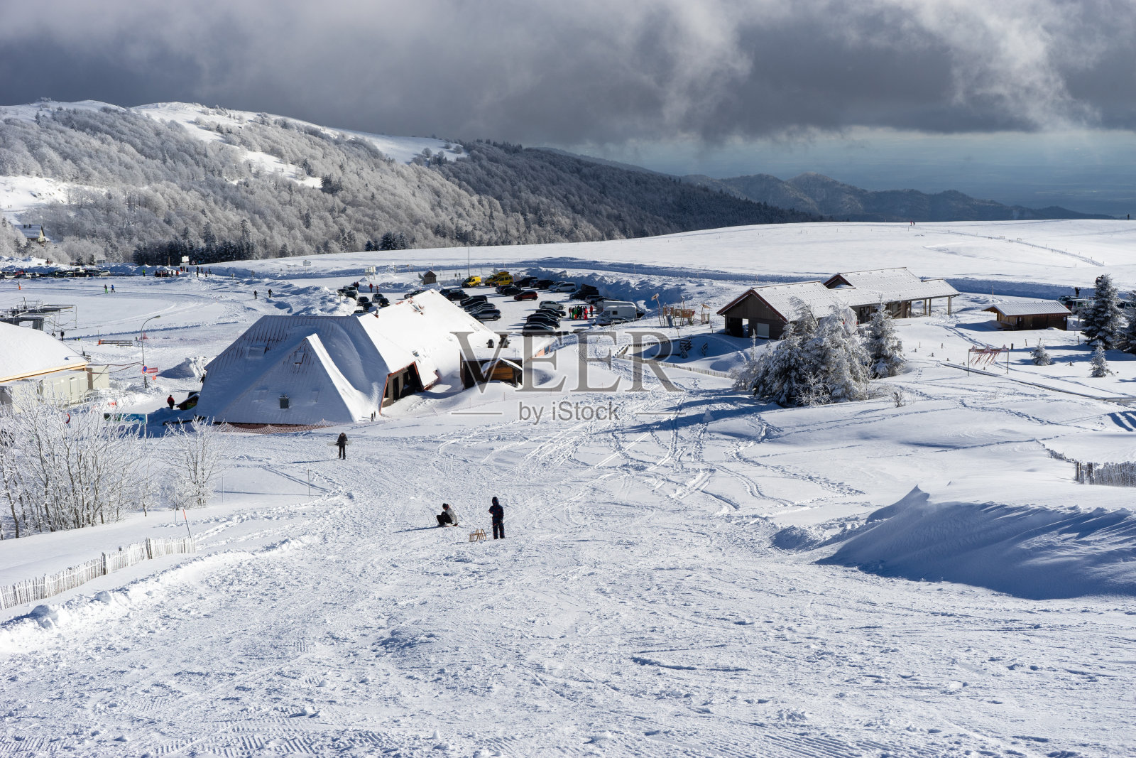 马克斯坦滑雪胜地，阴天寒冷。照片摄影图片
