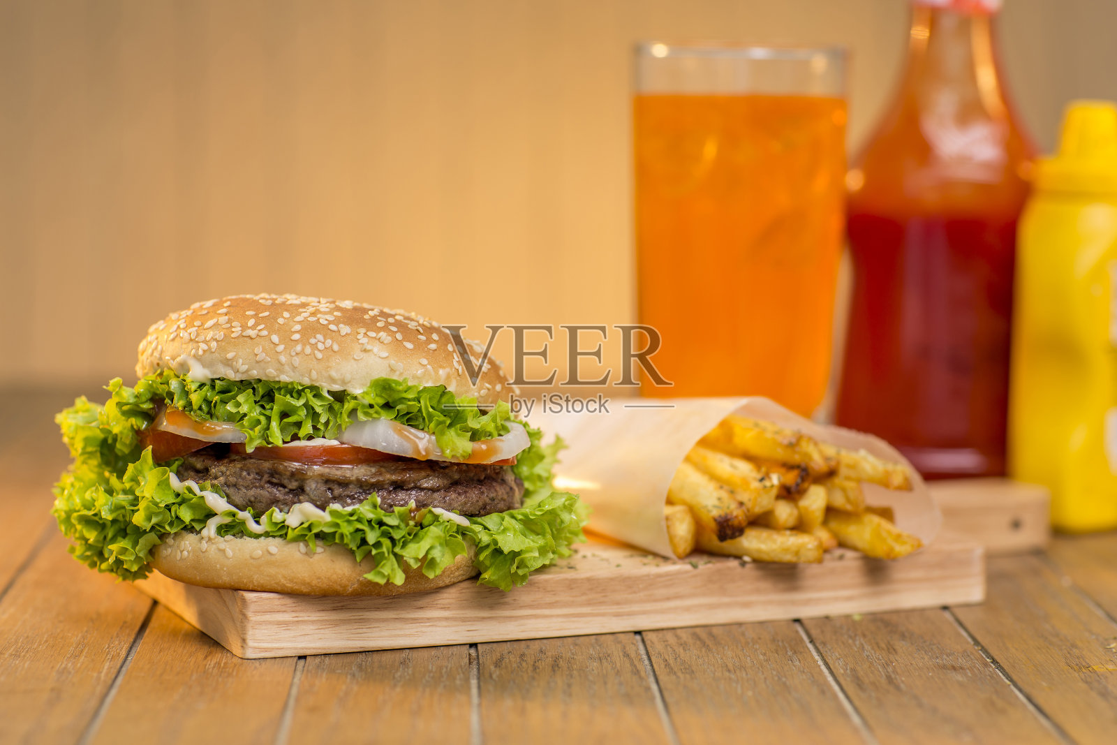 汉堡和蔬菜放在木板上照片摄影图片