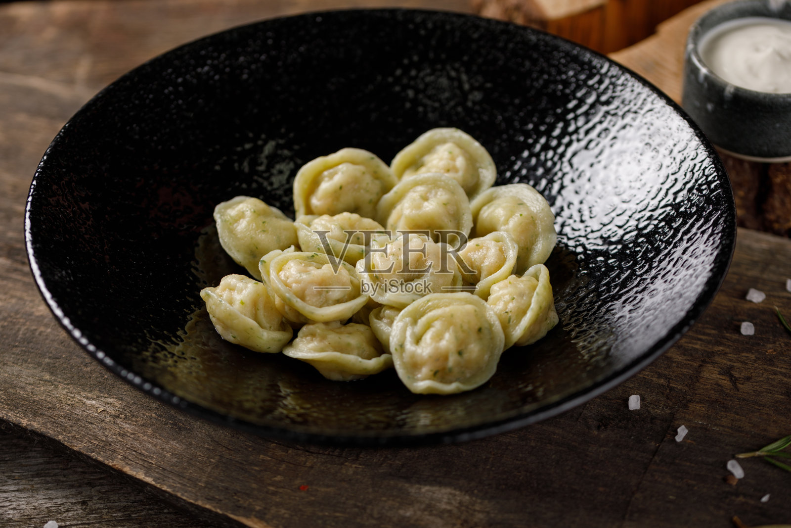 美味的传统俄罗斯饺子，手工制作。木板上的静物。特写镜头。照片摄影图片