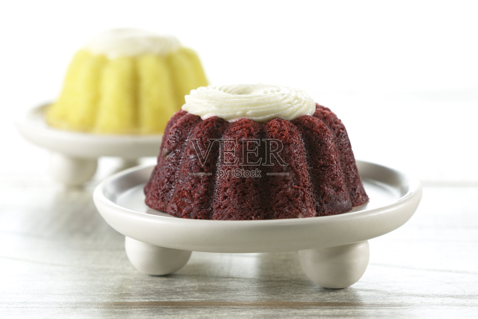 桌上盘子里甜点的特写镜头照片摄影图片