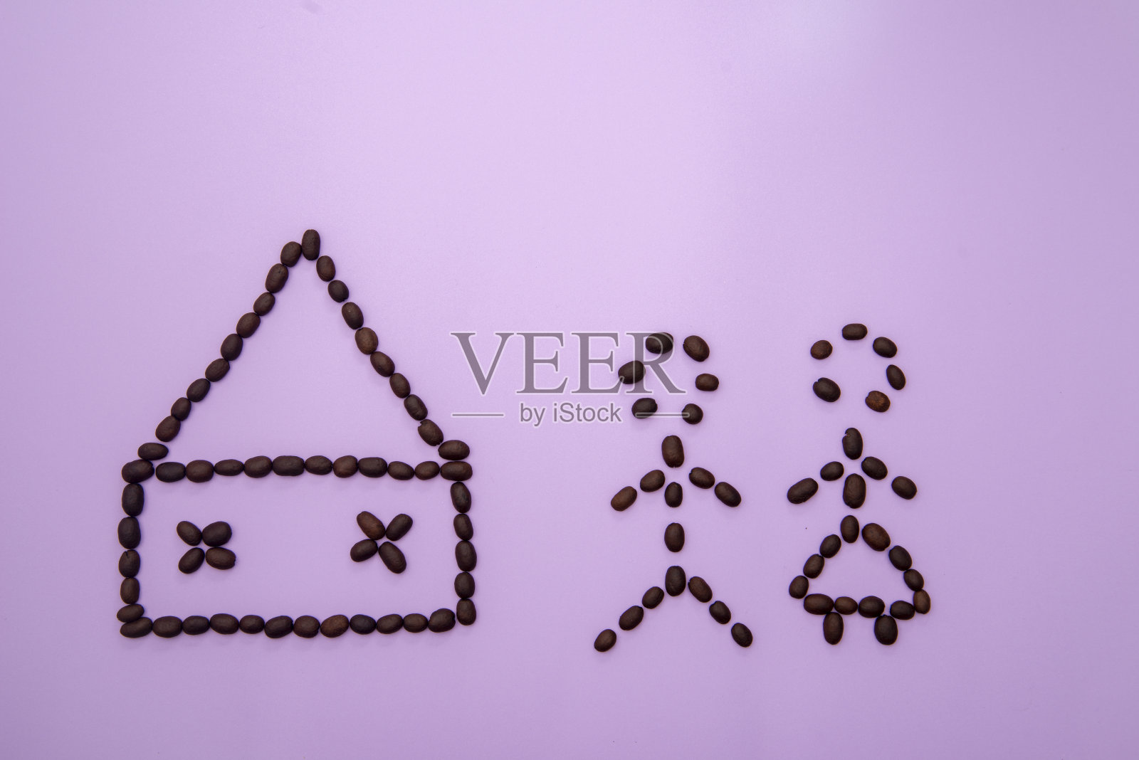 房子销售的概念。夫妻俩梦想着买一套房子。照片摄影图片