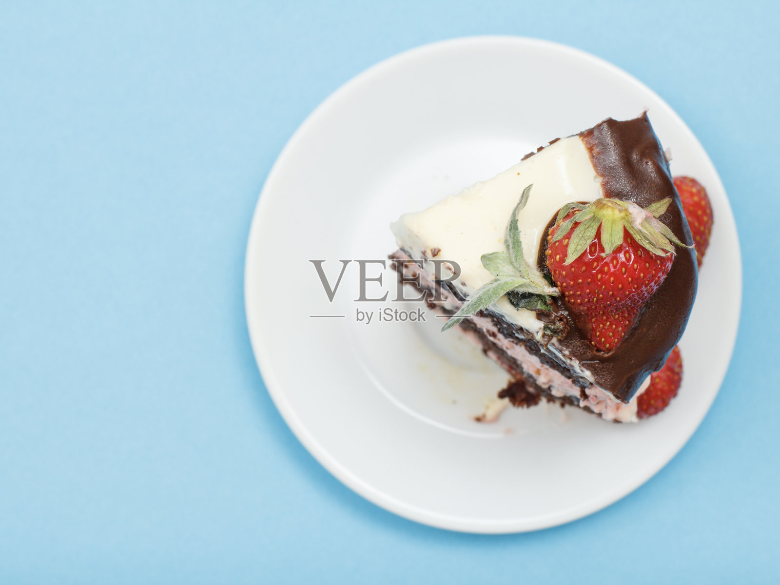 用新鲜草莓装饰的自制巧克力蛋糕照片摄影图片