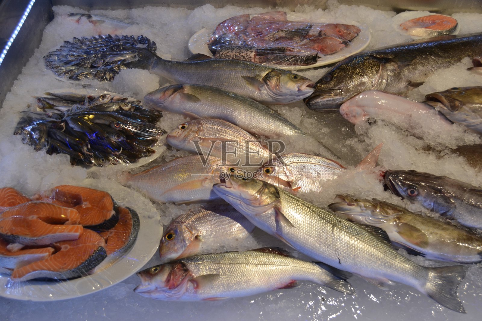 土耳其伊斯坦布尔，路边摊上出售的鲜鱼照片摄影图片