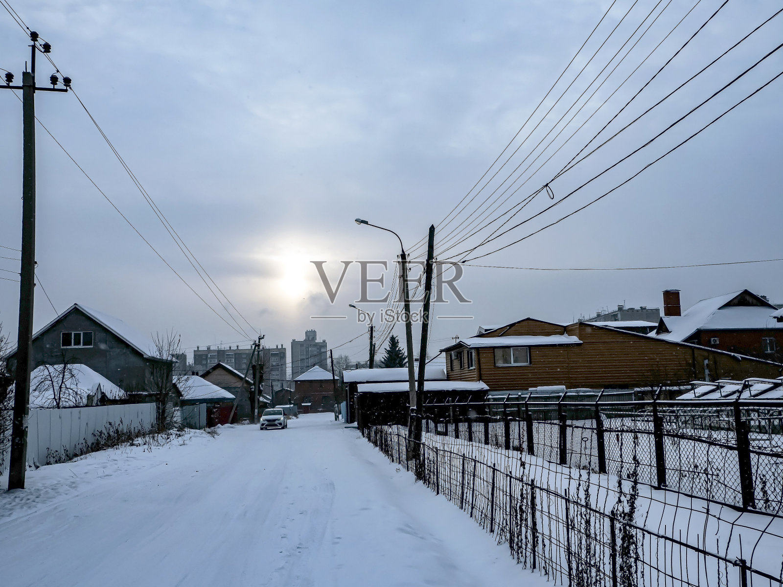 冬季降雪期间的郊区景观照片摄影图片