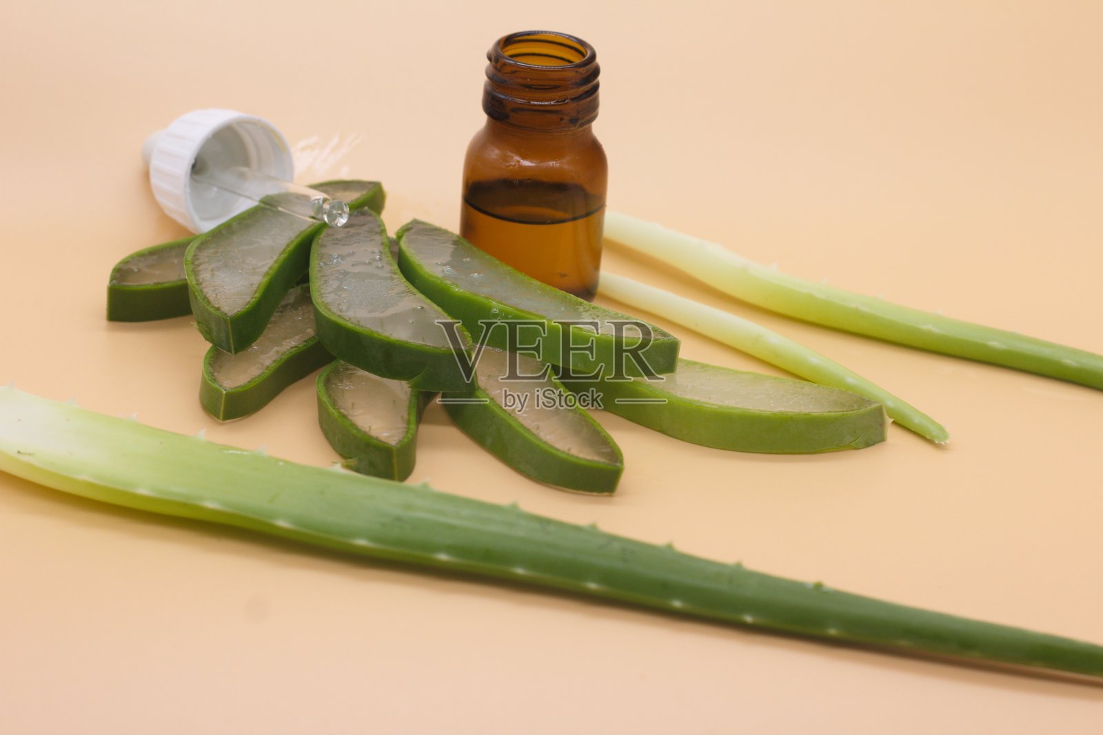 有机芦荟植物与玻璃罐芦荟油，萨比拉照片摄影图片