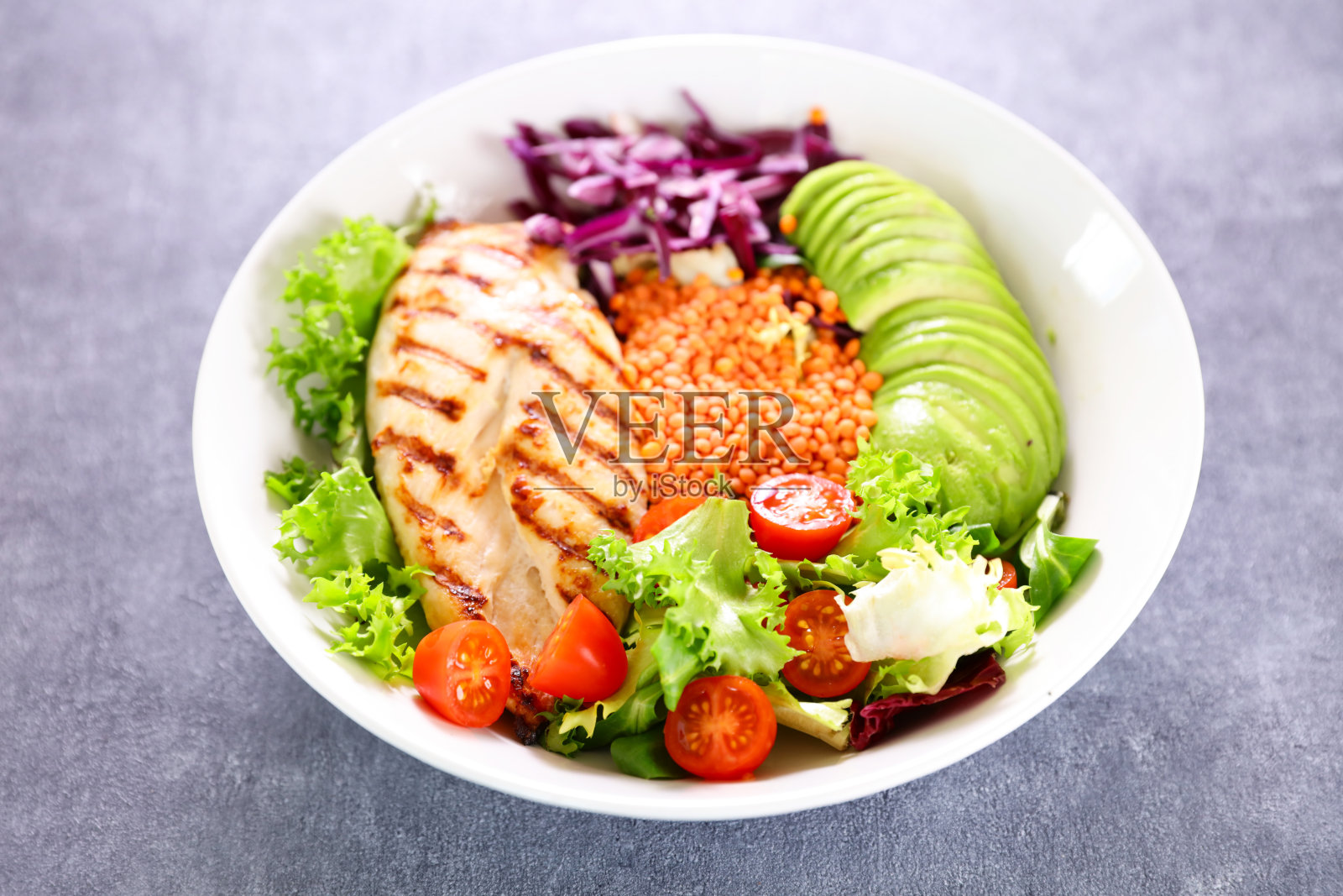 佛碗配烤鸡和蔬菜照片摄影图片