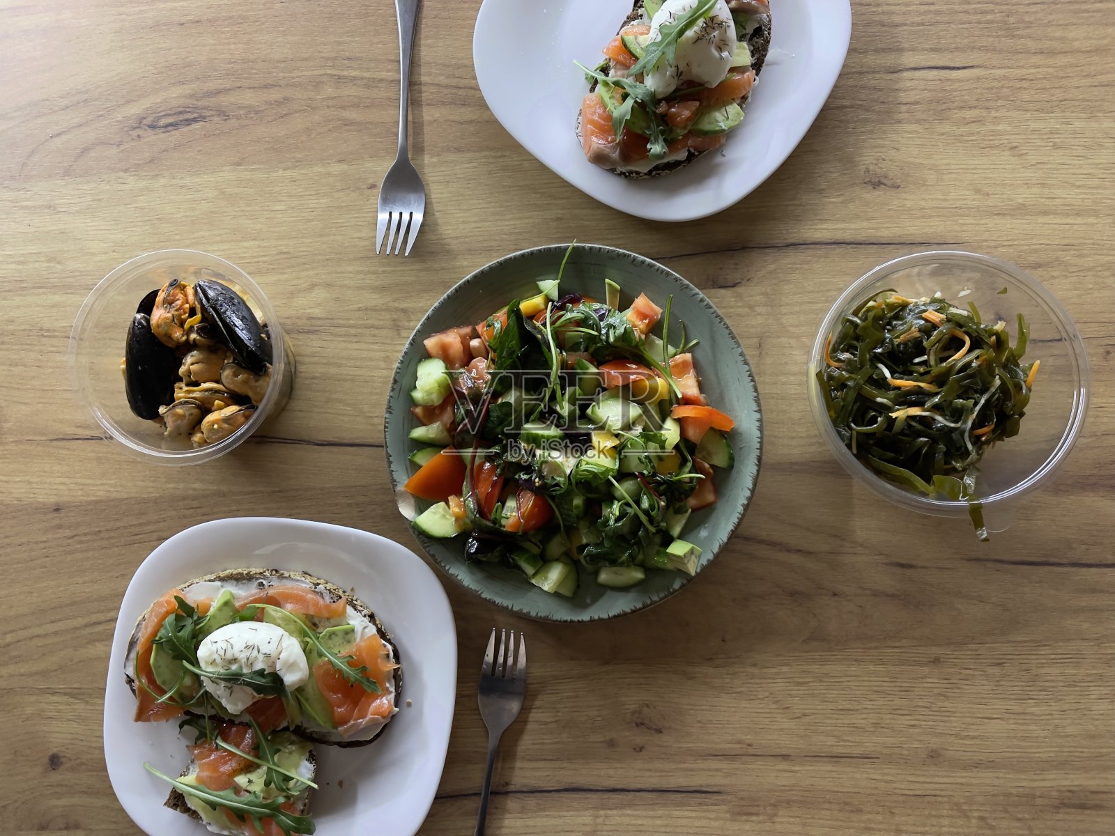 蘑菇和蔬菜沙拉。在家用餐俯视图照片摄影图片