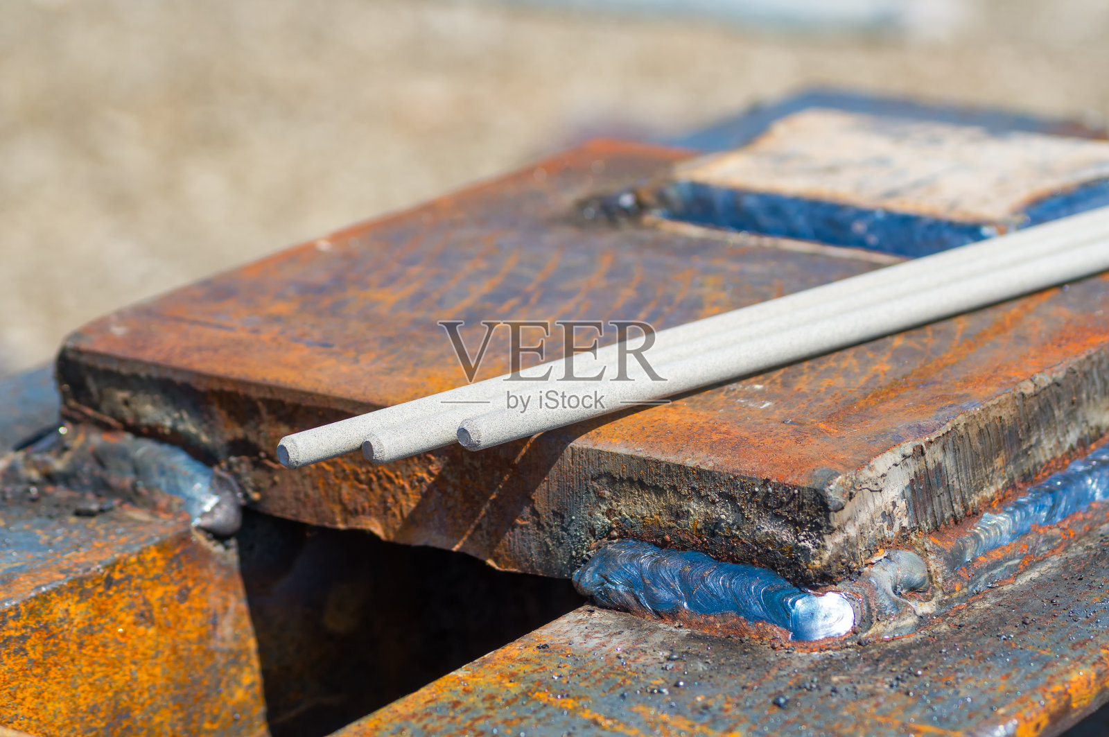 金属结构上的焊接电极照片摄影图片