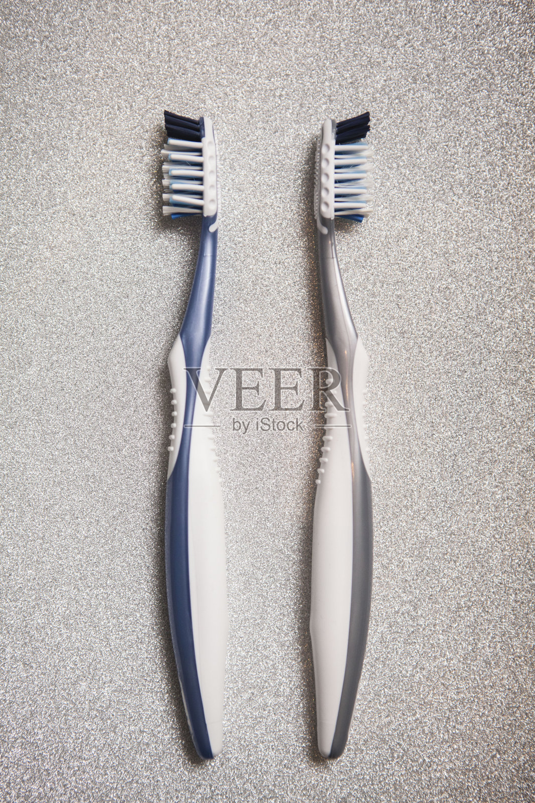 亮片背景上的牙刷照片摄影图片