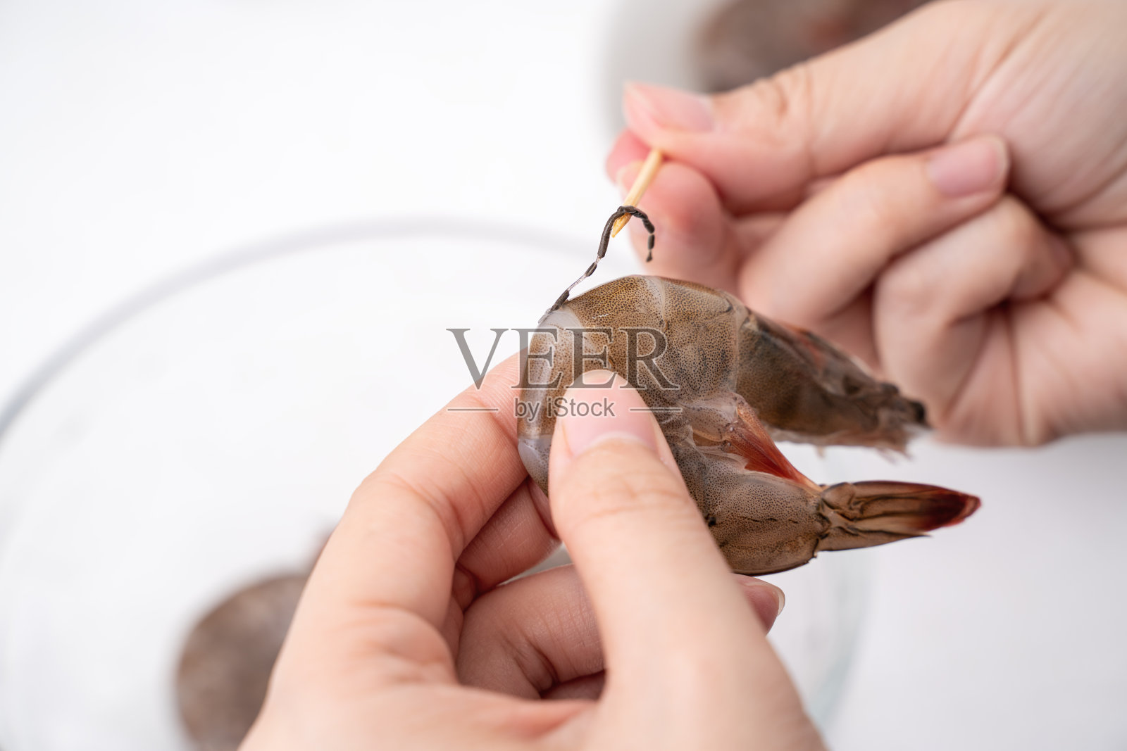 虾去静脉，拔出肠系线。照片摄影图片