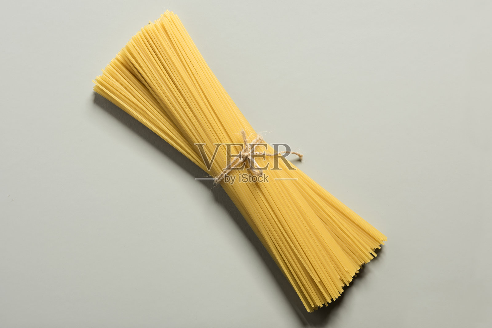 灰色背景上的意大利面照片摄影图片