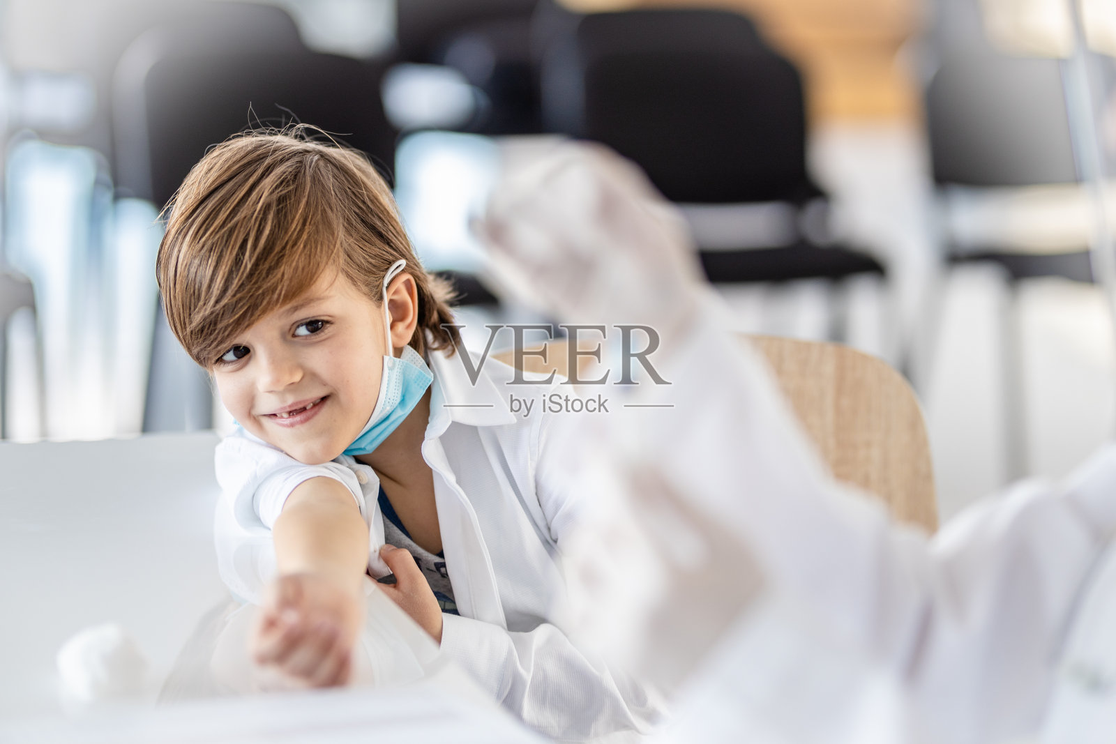 小男孩接种疫苗照片摄影图片