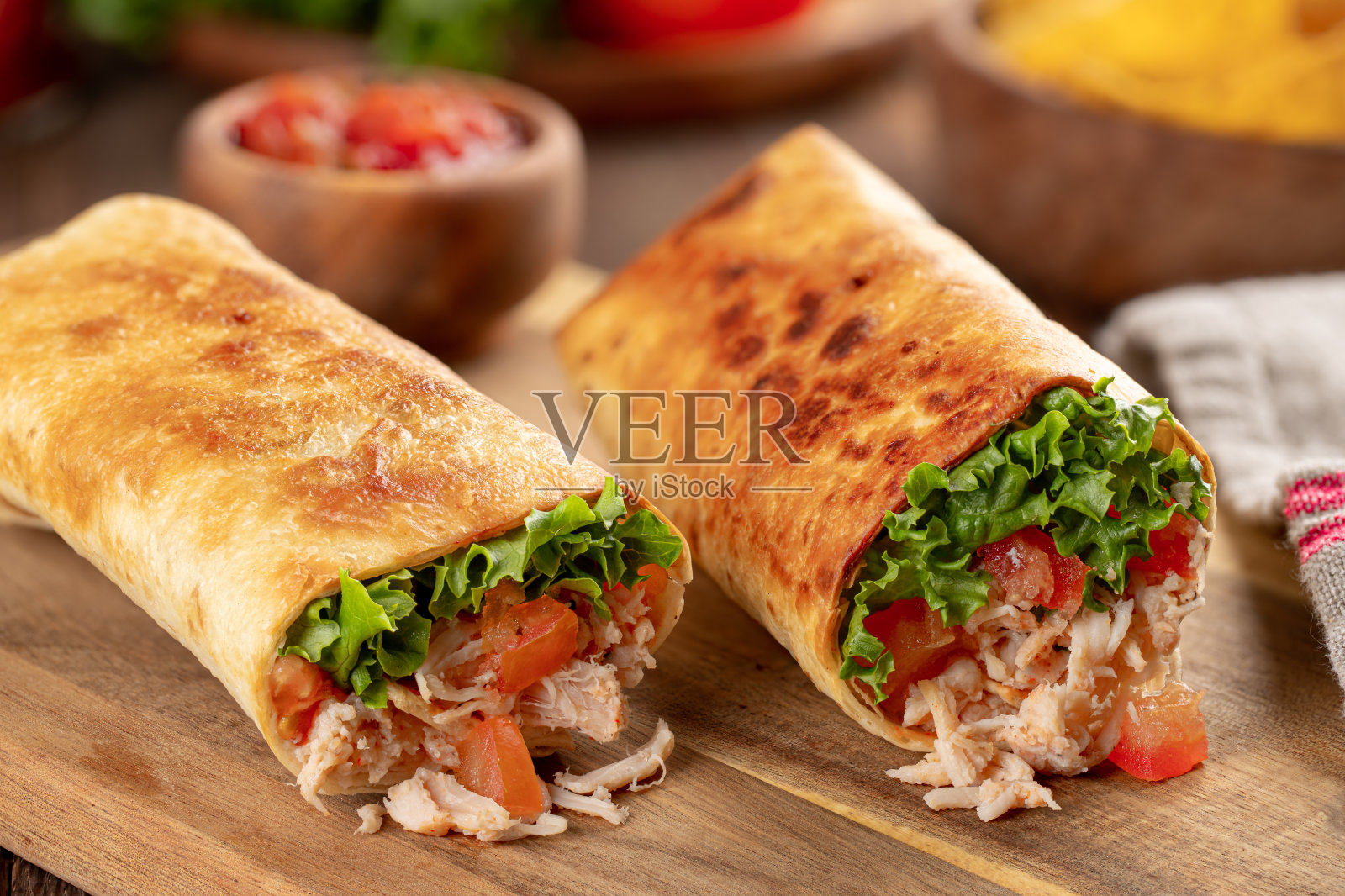 鸡肉玉米煎饼配番茄和生菜照片摄影图片