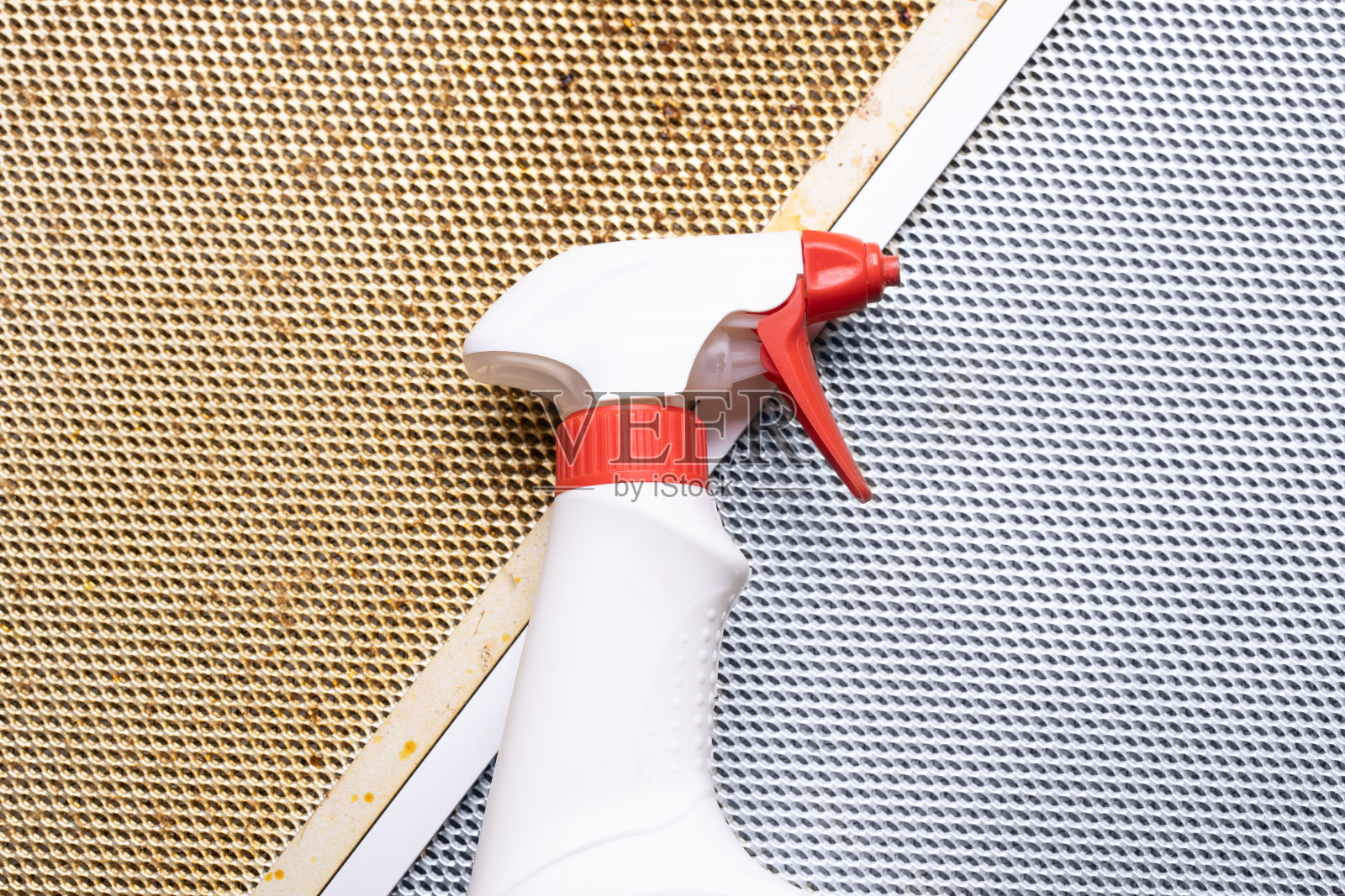 清理厨房堵塞的炊具过滤网。肮脏和新的清洁过滤器。以上观点照片摄影图片