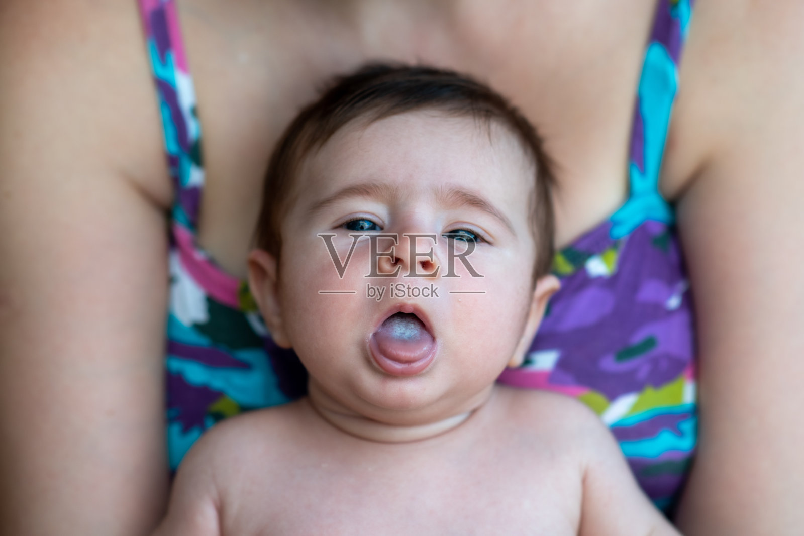 舌头白的哺乳婴儿。照片摄影图片