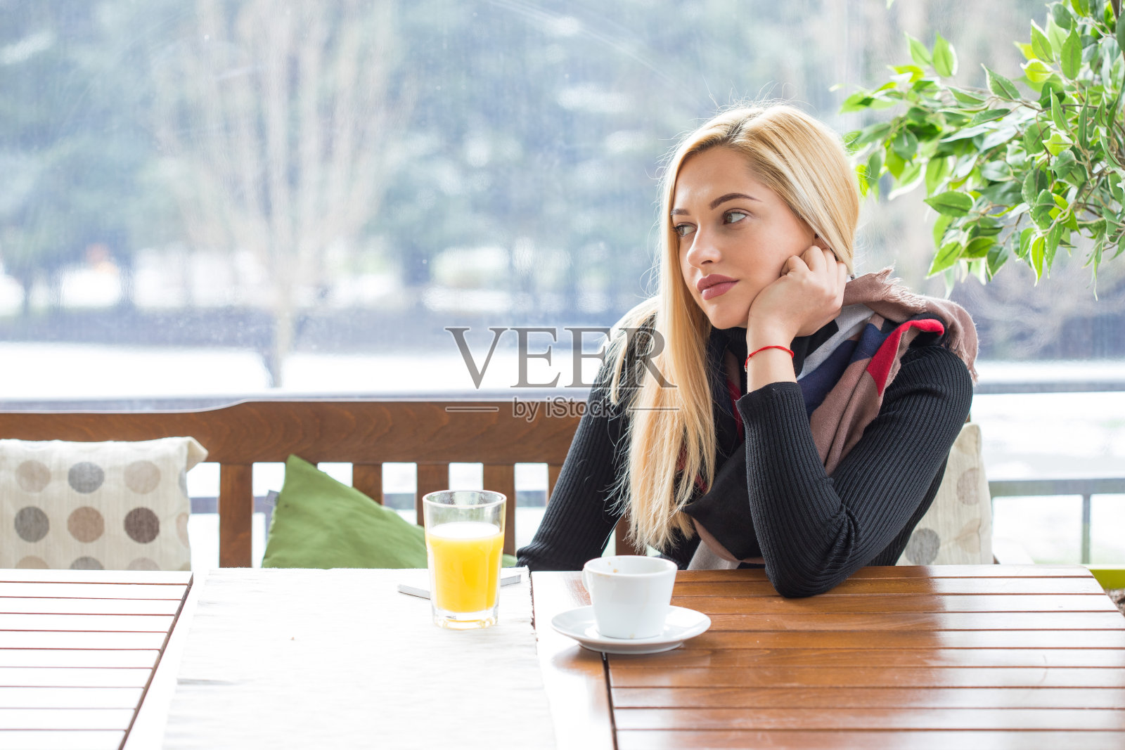 焦虑紧张的少女抱着头思考照片摄影图片