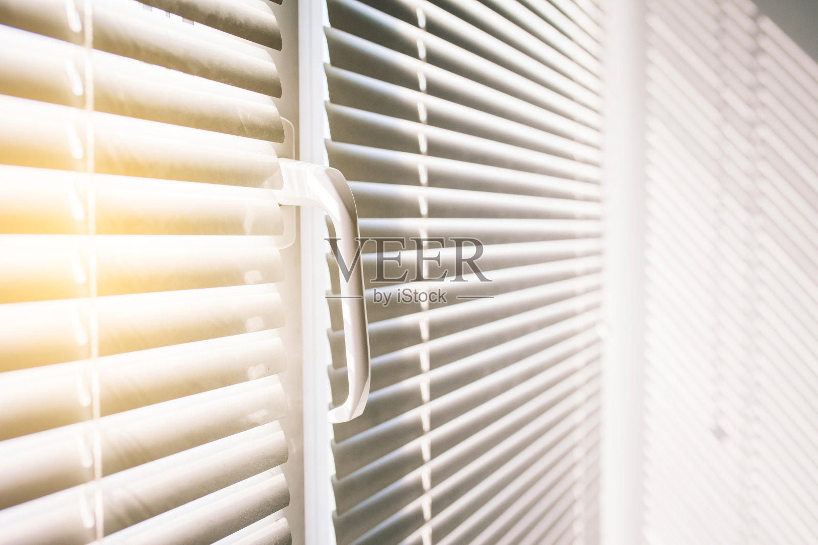 现代塑料百叶窗在一个有阴影的房间里照片摄影图片