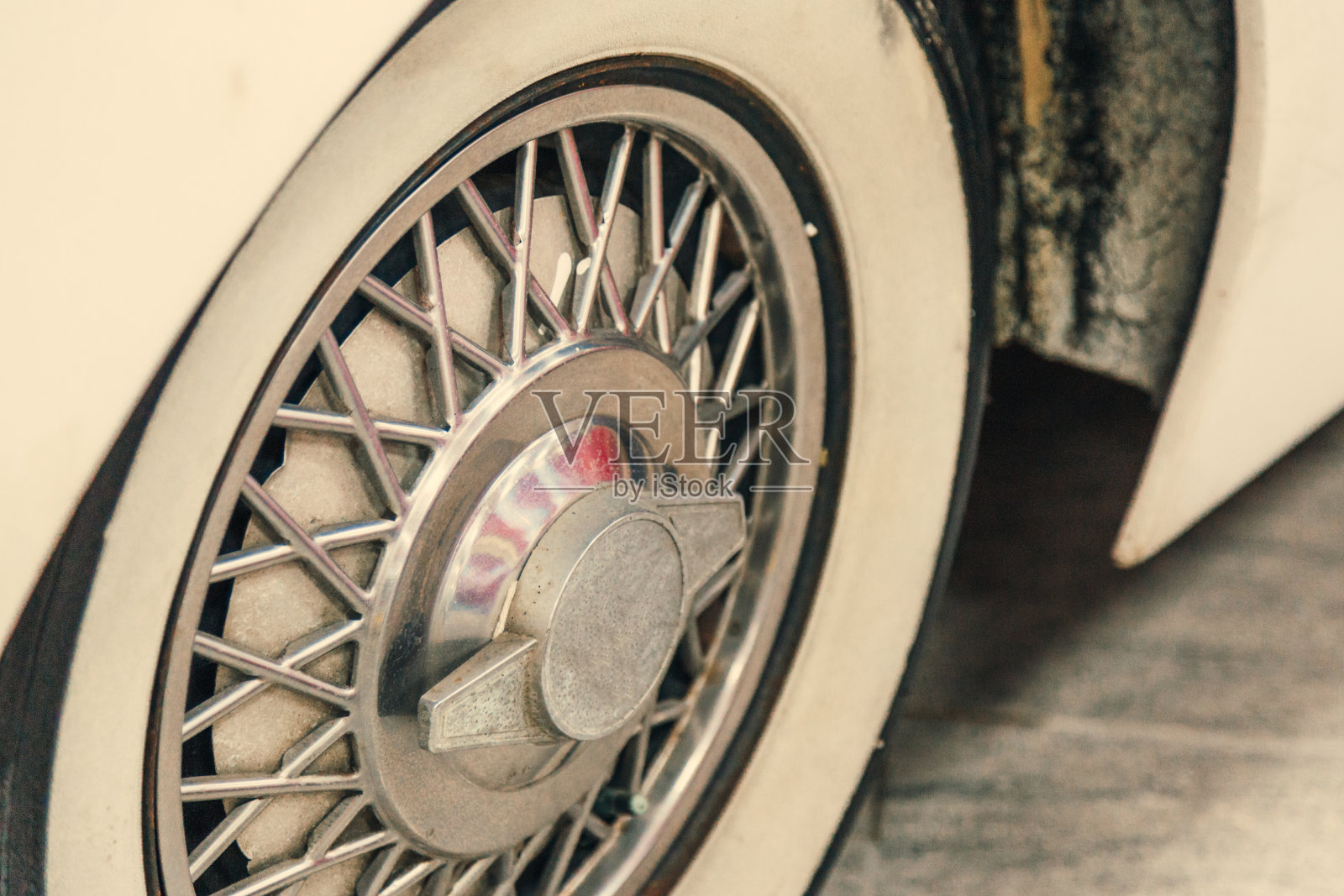 汽车车轮上的汽车-特写。轮胎照片摄影图片