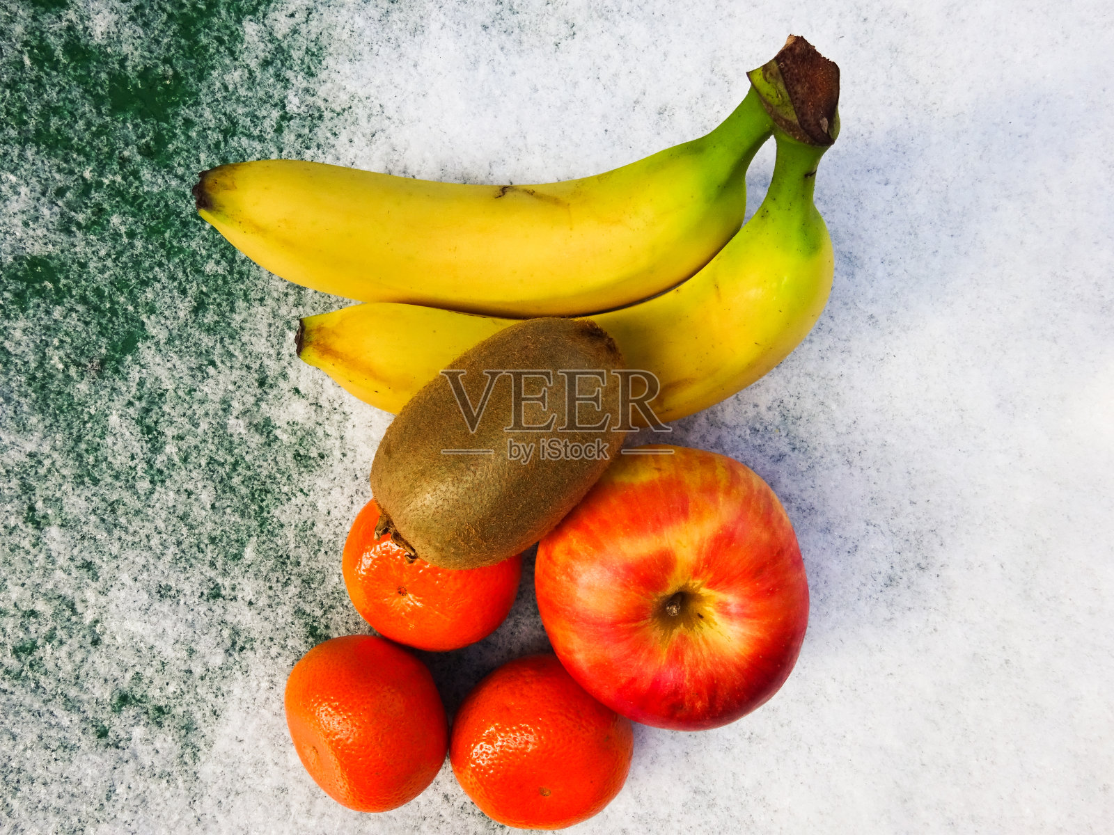 各种新鲜水果在霜蓝色背景。平的背景。健康的概念。照片摄影图片