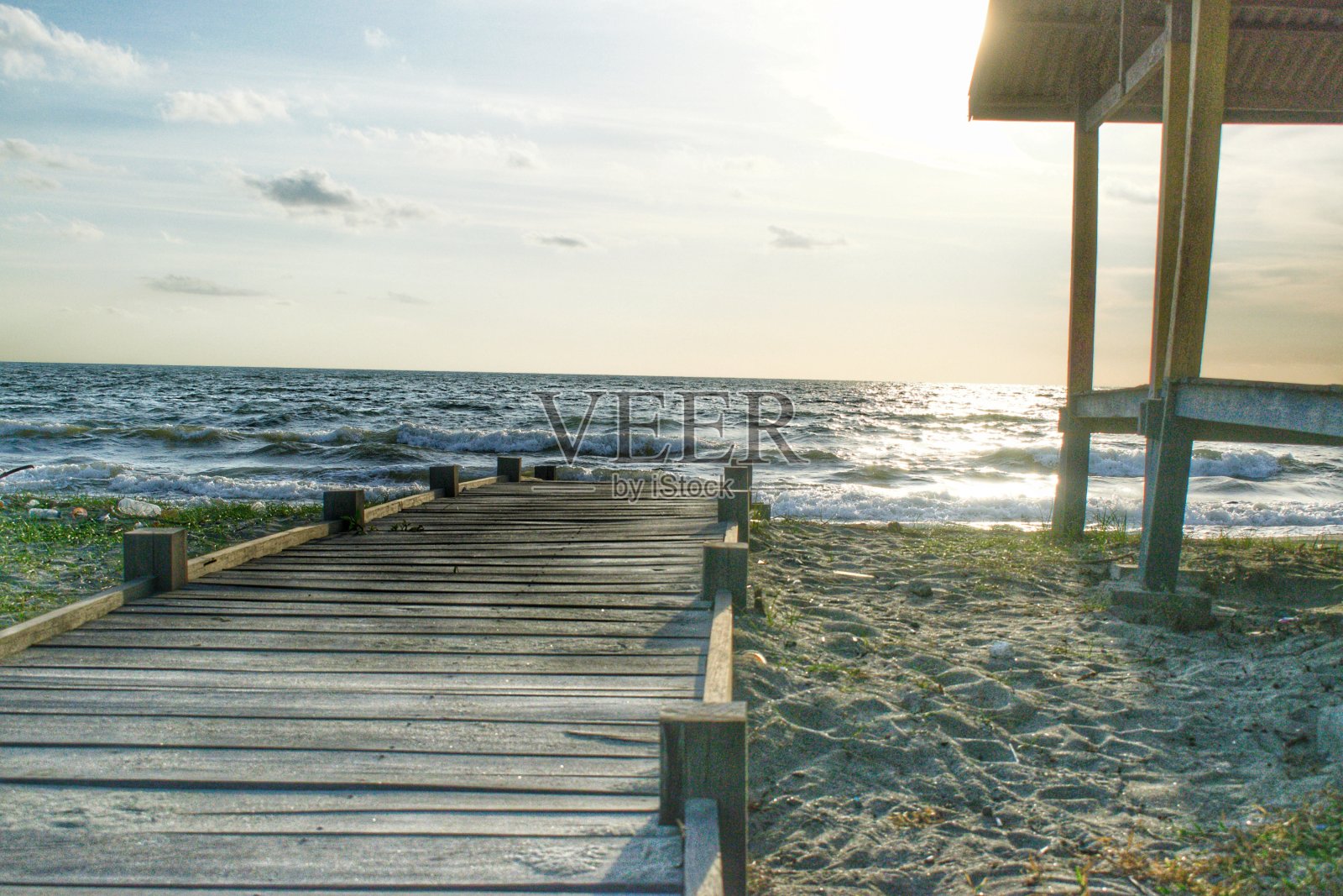 下午在海滩上看日落照片摄影图片