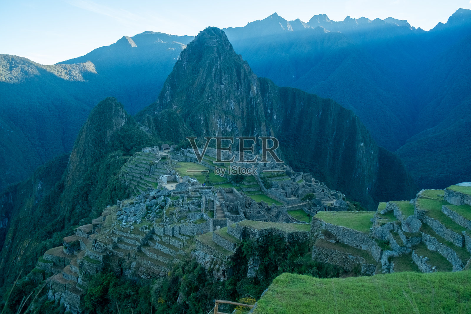 马丘比丘是古印加帝国的一处考古遗址，位于南美洲秘鲁安第斯山脉海拔2450米的山脊上。照片摄影图片