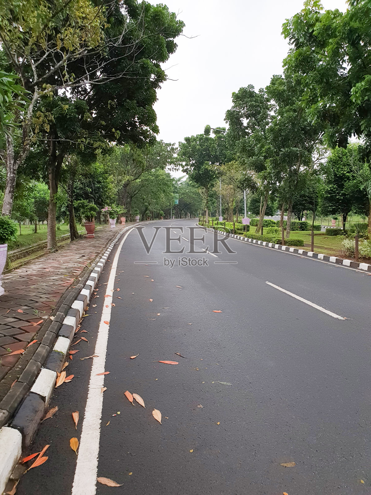 雨后废弃的公路照片摄影图片
