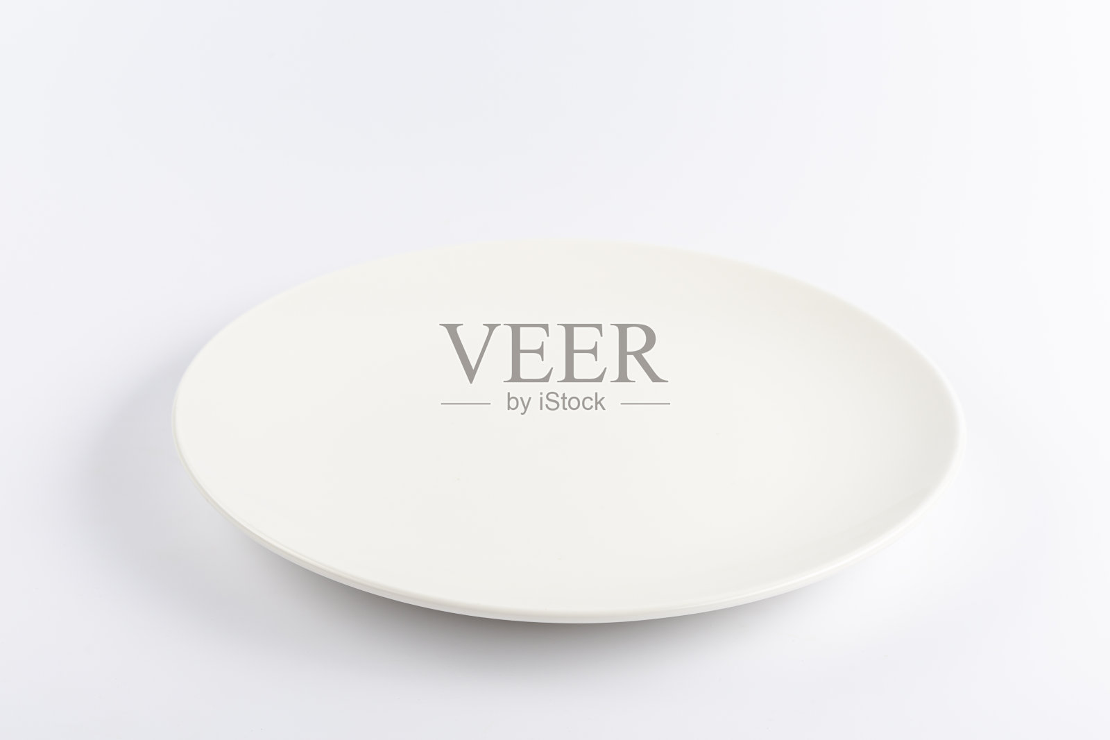 空白陶瓷圆板孤立在白色背景上照片摄影图片