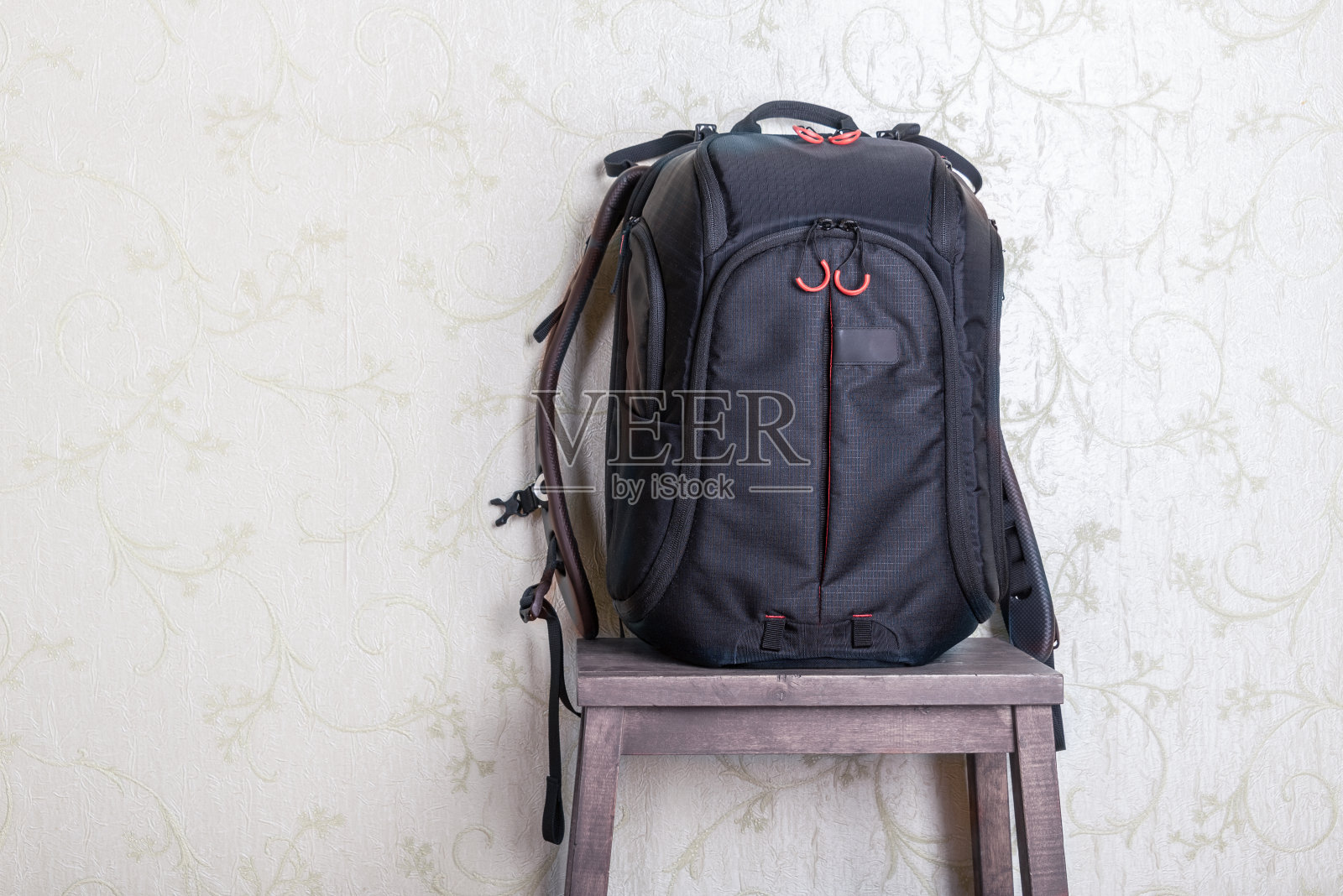 组装好的背包放在靠墙的长凳上。照片摄影图片