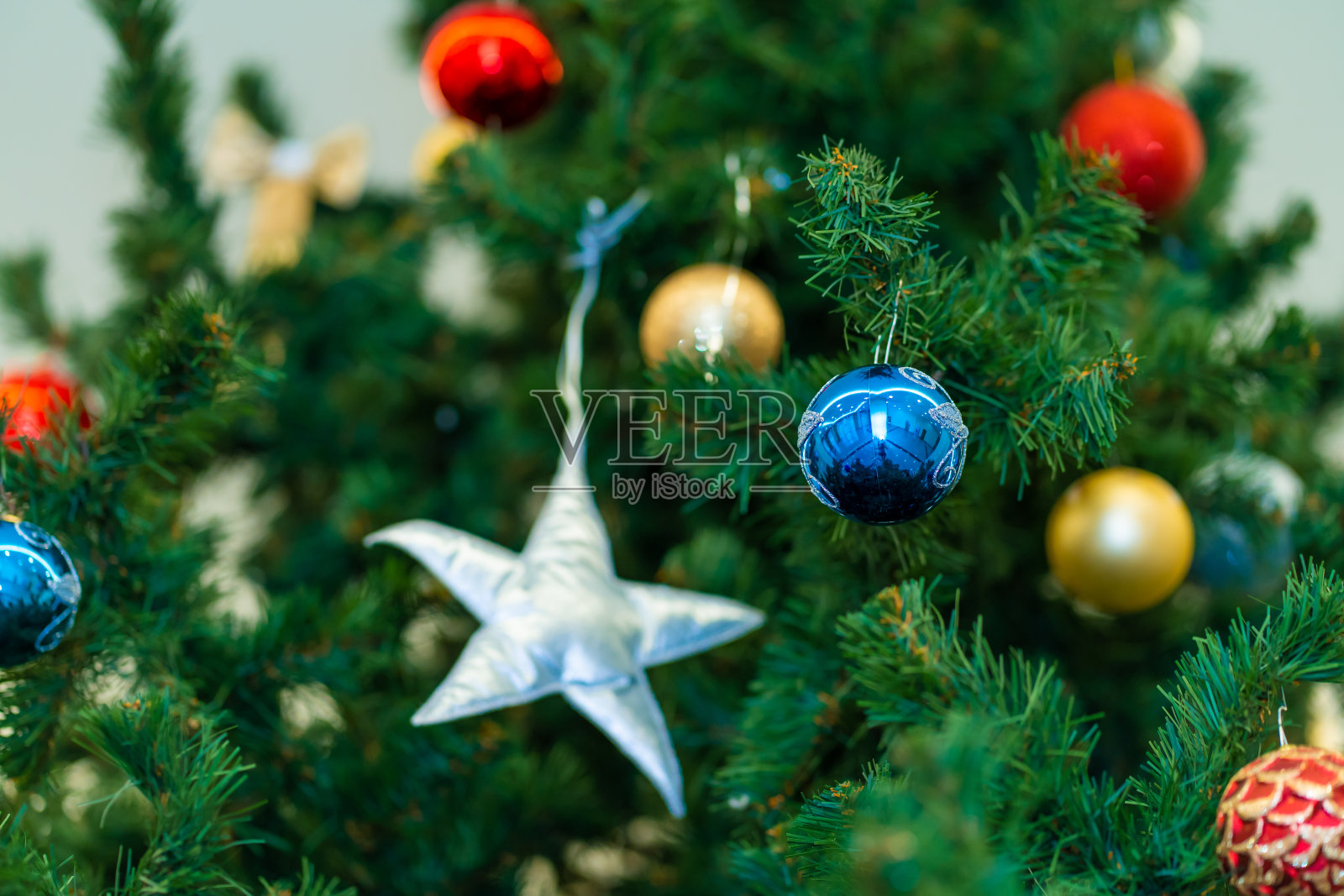 在新年树的树枝上的节日装饰照片摄影图片