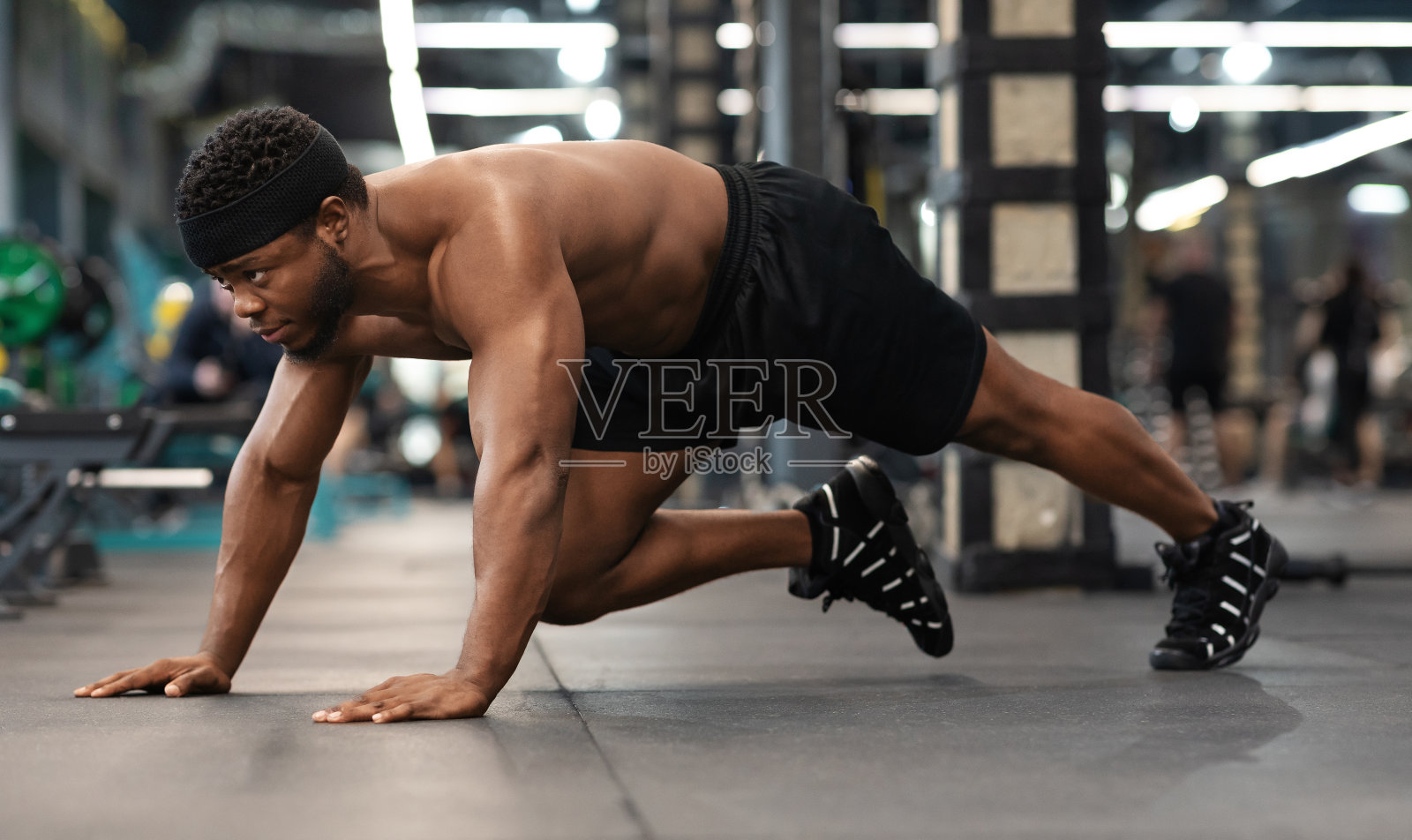 活跃的黑人在健身房的地板上锻炼照片摄影图片