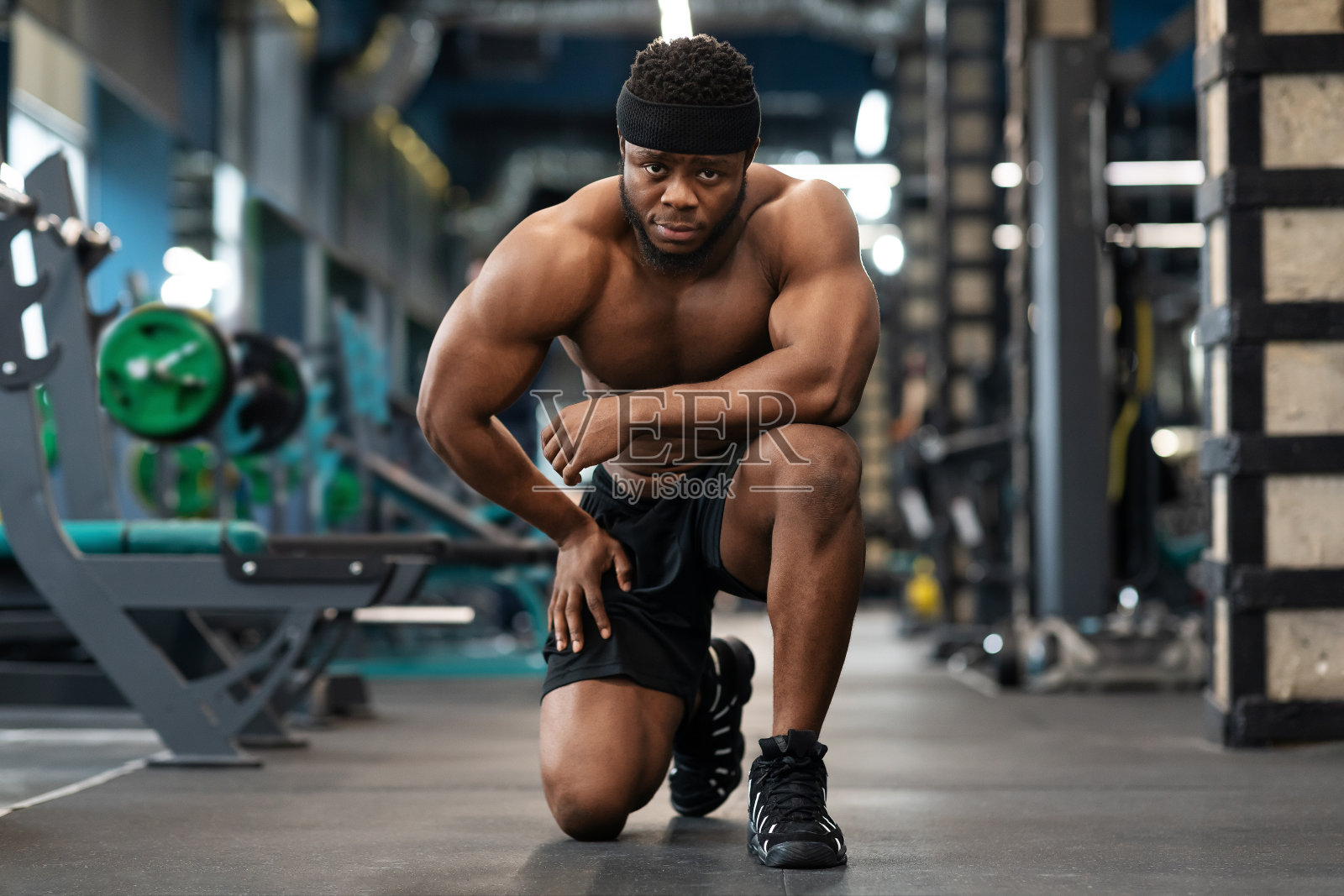 疲惫的非裔美国人赤膊健美运动员休息，而锻炼照片摄影图片