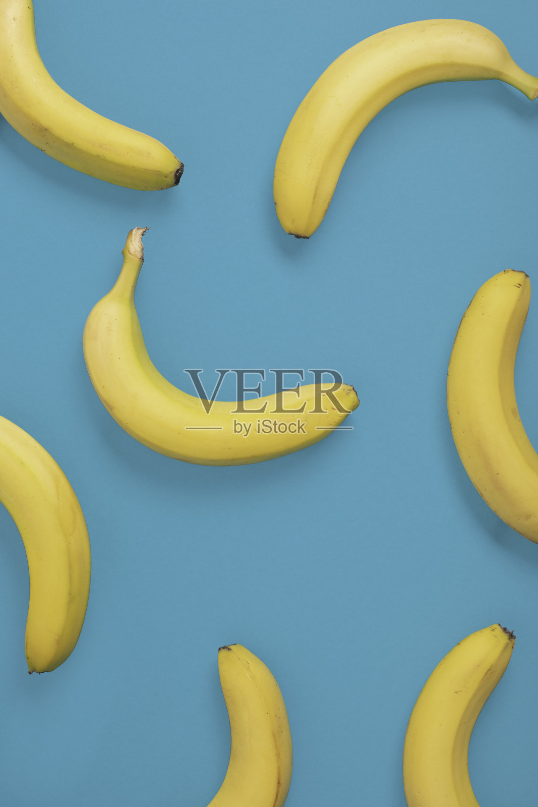 蓝色背景的香蕉图案照片摄影图片