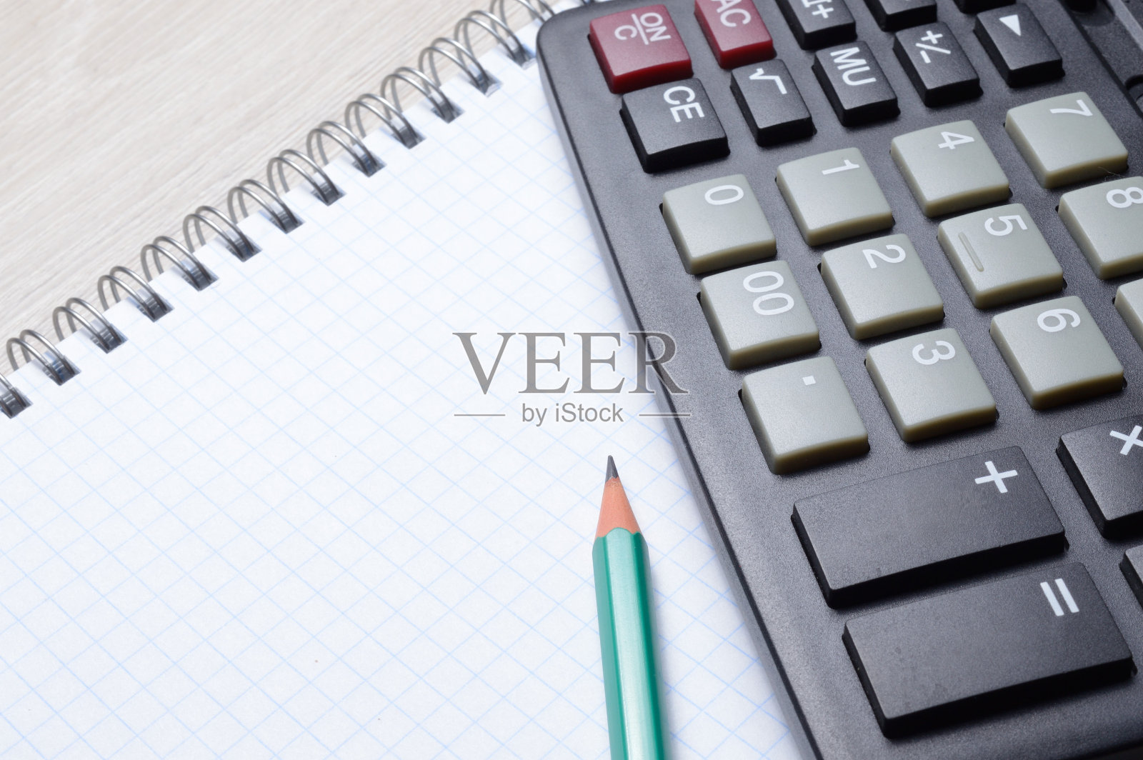 铅笔和计算器在一个打开的笔记本上。特写镜头。照片摄影图片