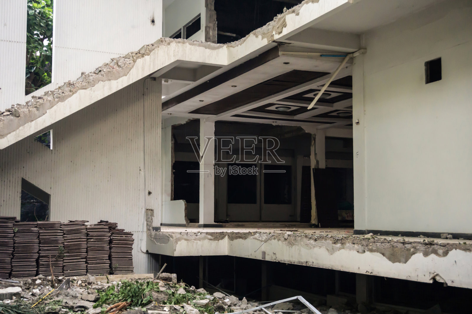 老旧废弃的建筑在晚上被翻新照片摄影图片