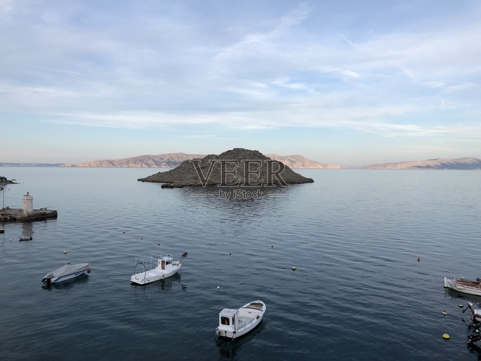 夏末，在克罗地亚亚得里亚海里耶卡和斯普利特和杜布罗夫尼克之间的克罗地亚Jadranska magistrala海岸公路Senj附近的Sveti Juraj照片摄影图片