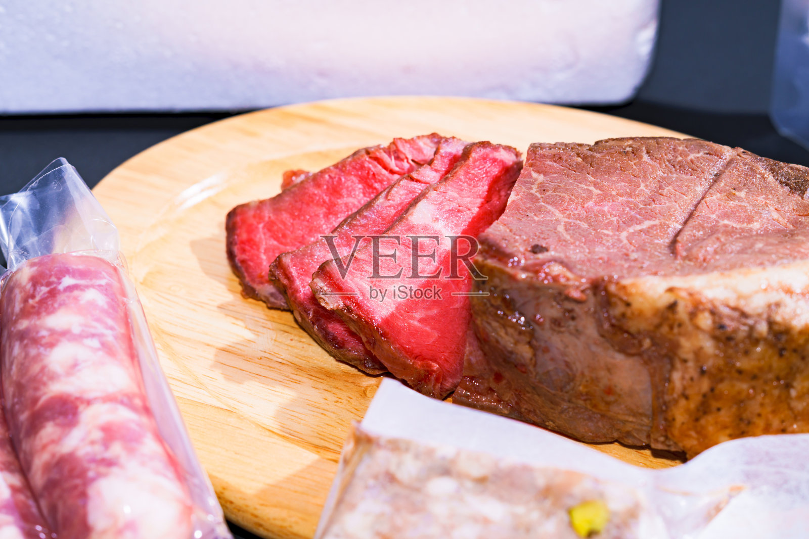 木盘子里的烤牛肉照片摄影图片