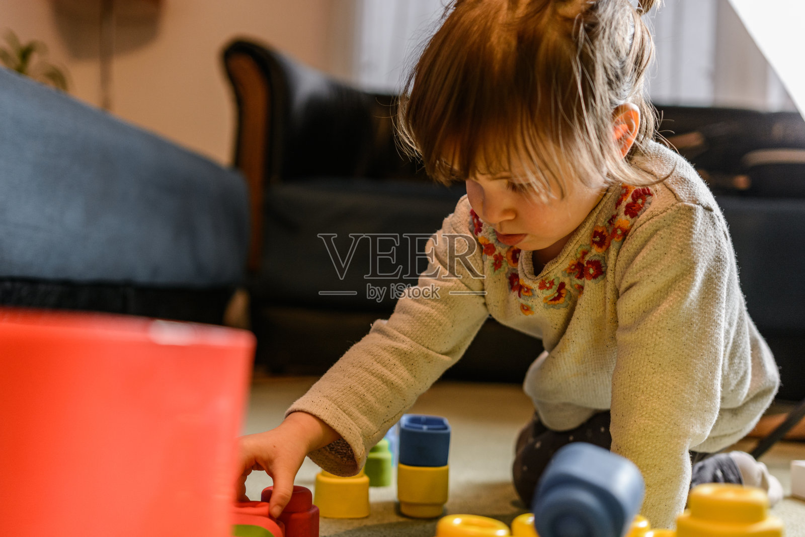 在家玩耍的可爱小女孩照片摄影图片