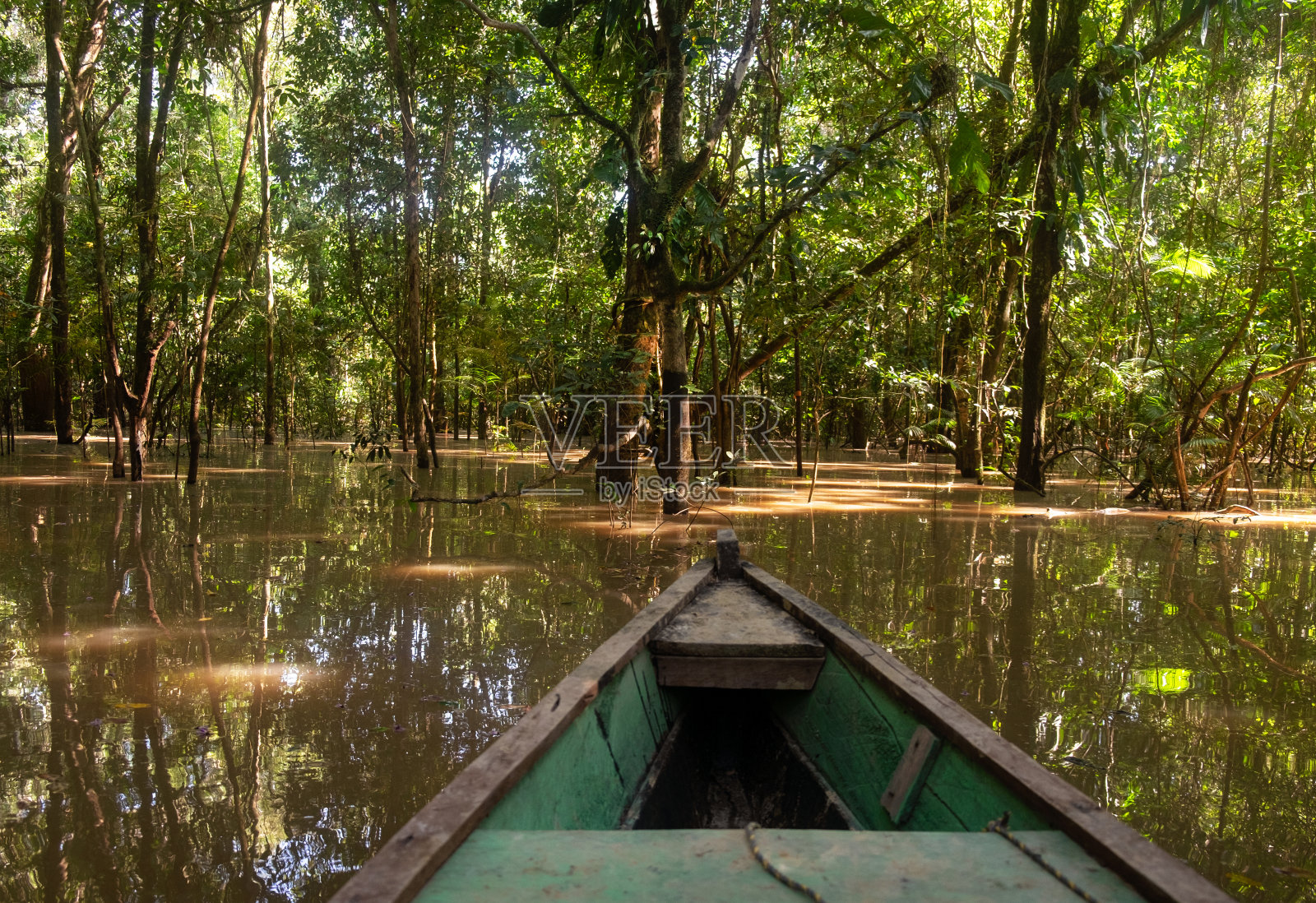 哥伦比亚亚马逊州莫加瓜附近的亚马逊河上的船照片摄影图片
