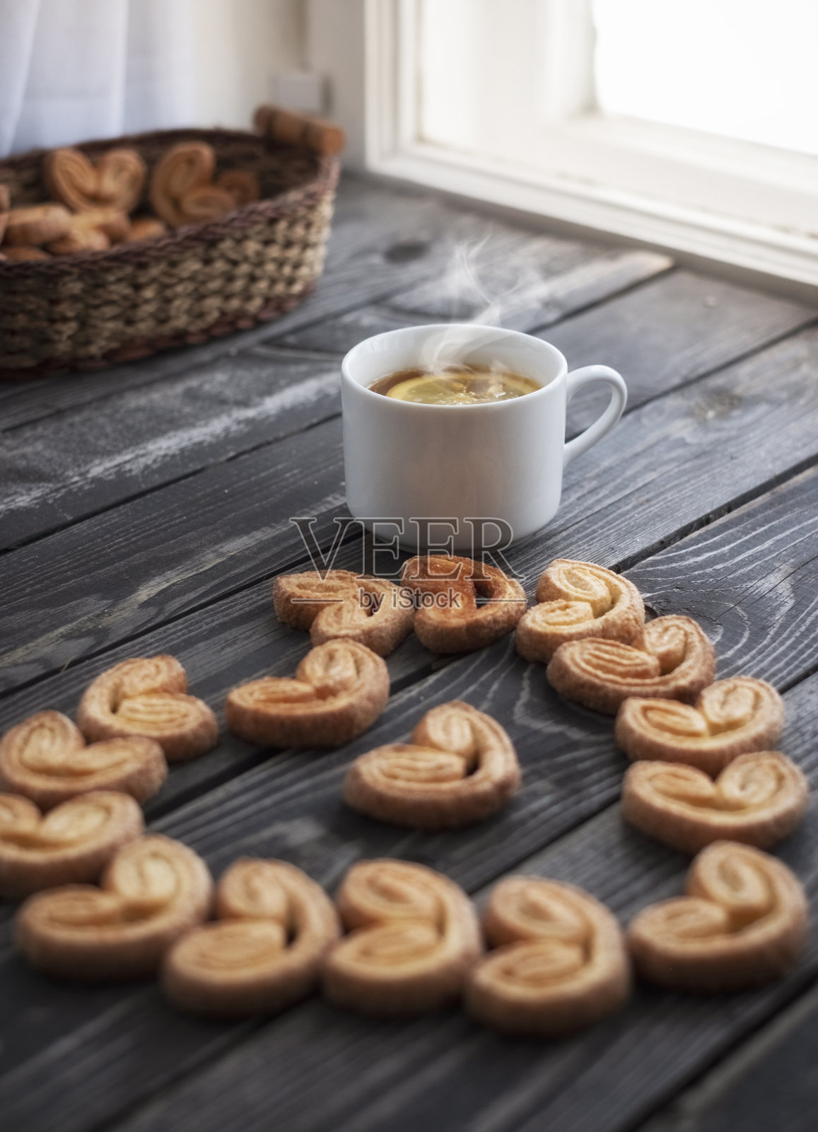 柠檬茶和心形饼干照片摄影图片