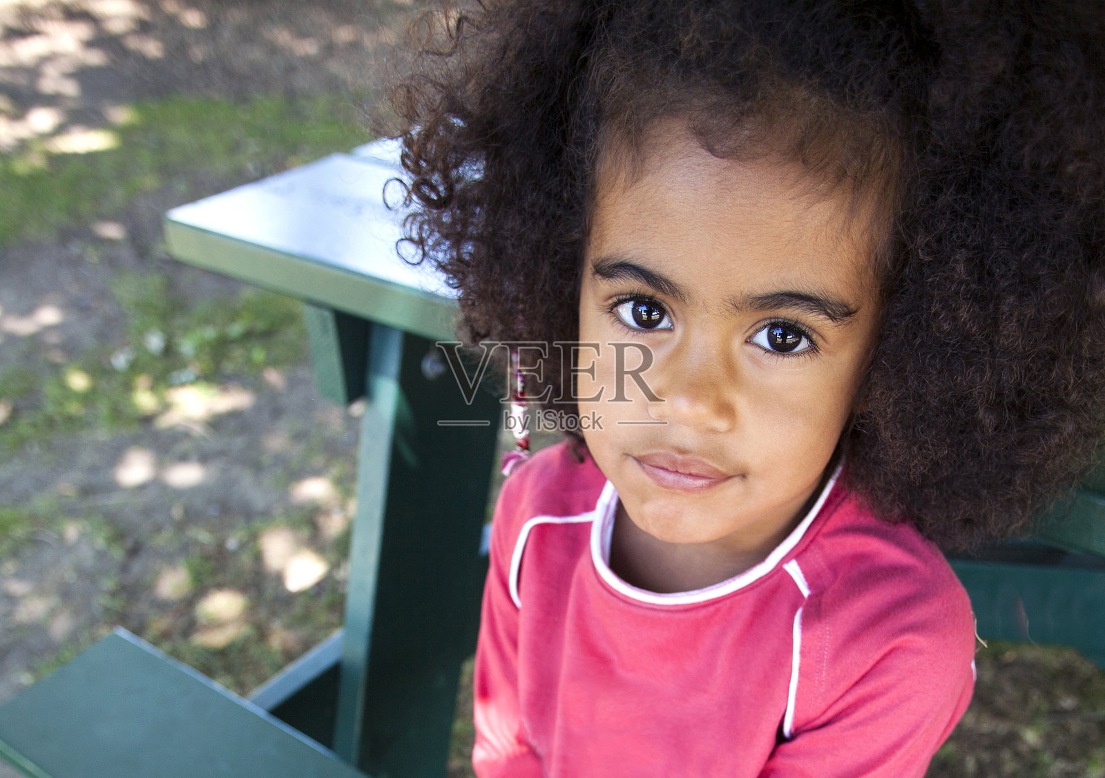 混血小女孩。照片摄影图片