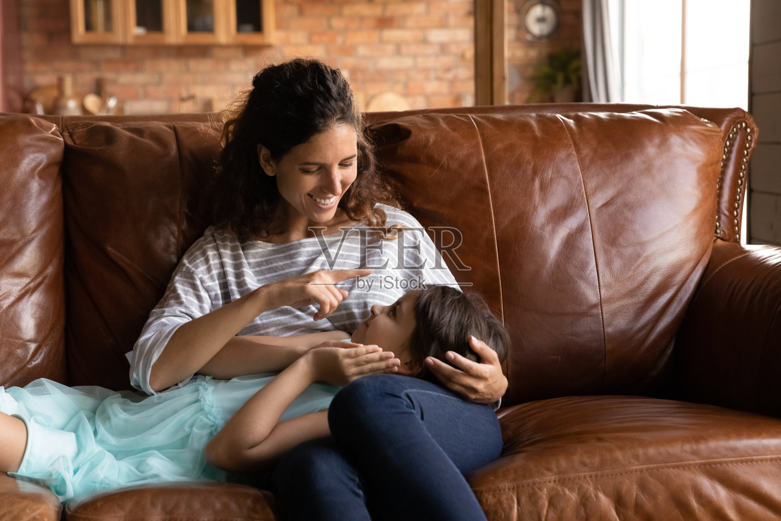 靠近快乐的妈妈和可爱的小女儿一起放松照片摄影图片