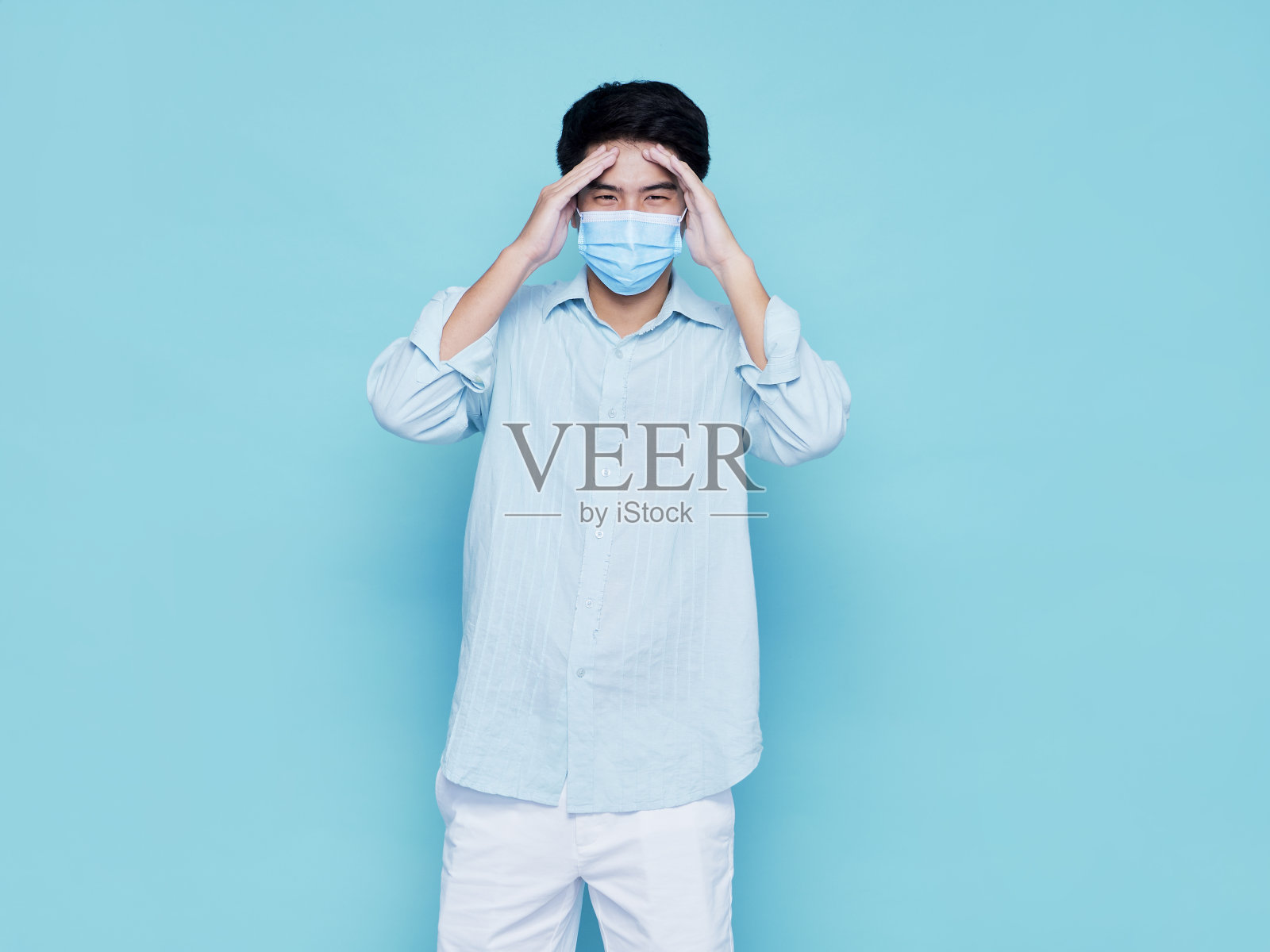 戴医用口罩的年轻人危险的病毒照片摄影图片