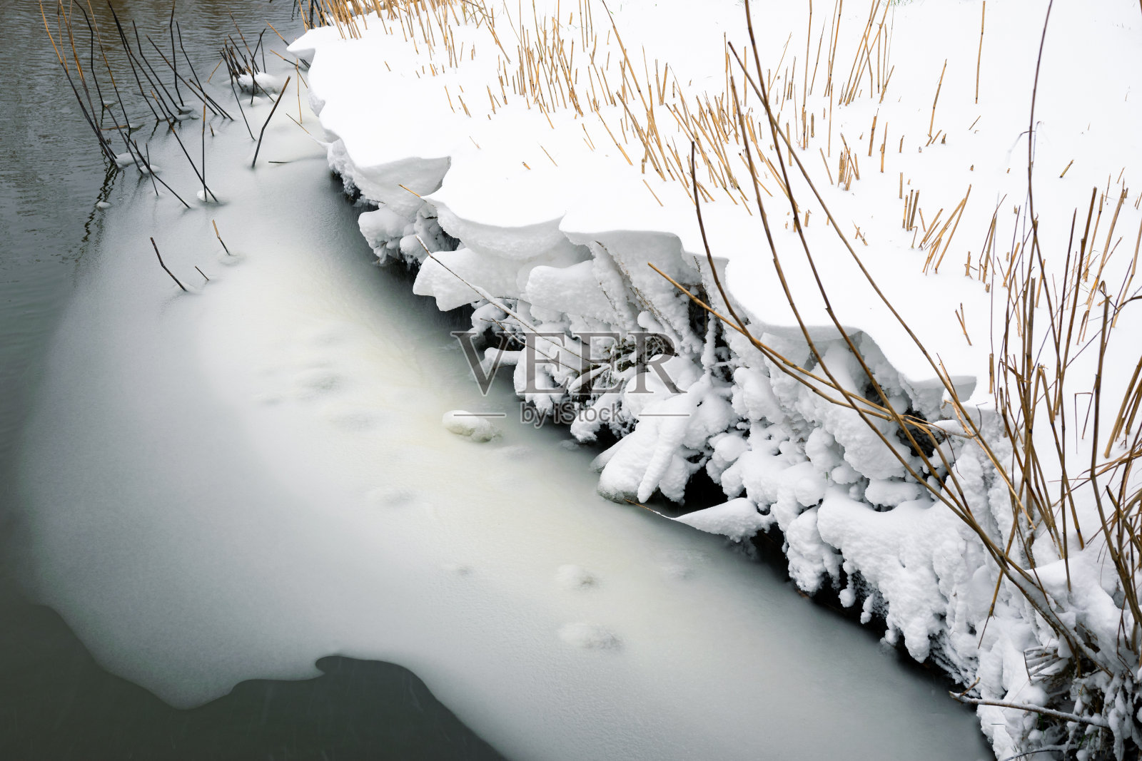 河边刚下过雪照片摄影图片