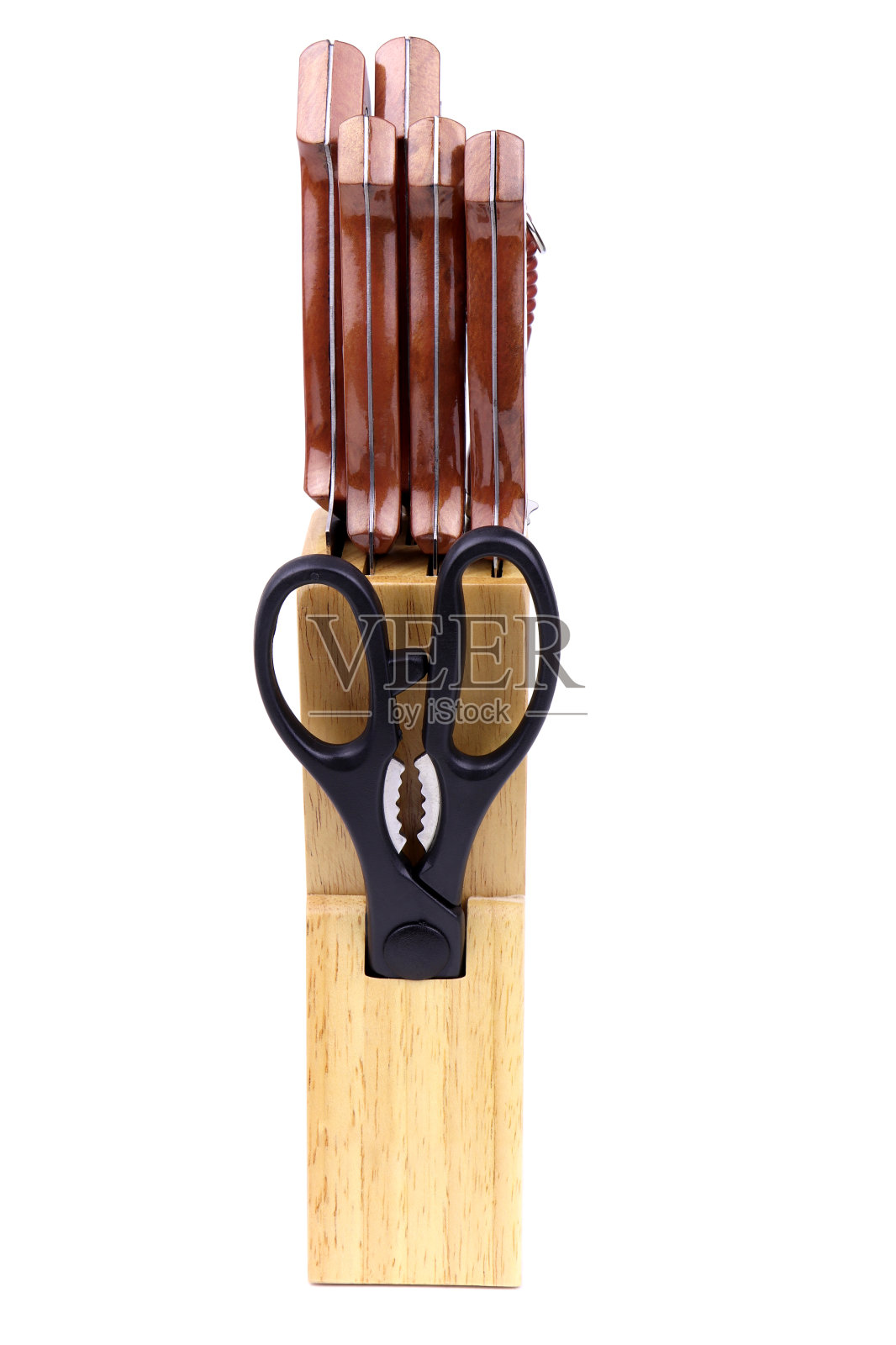 厨房里的刀叉孤零零地放在木架子上。一套厨房用的刀。刀柄隔离照片摄影图片