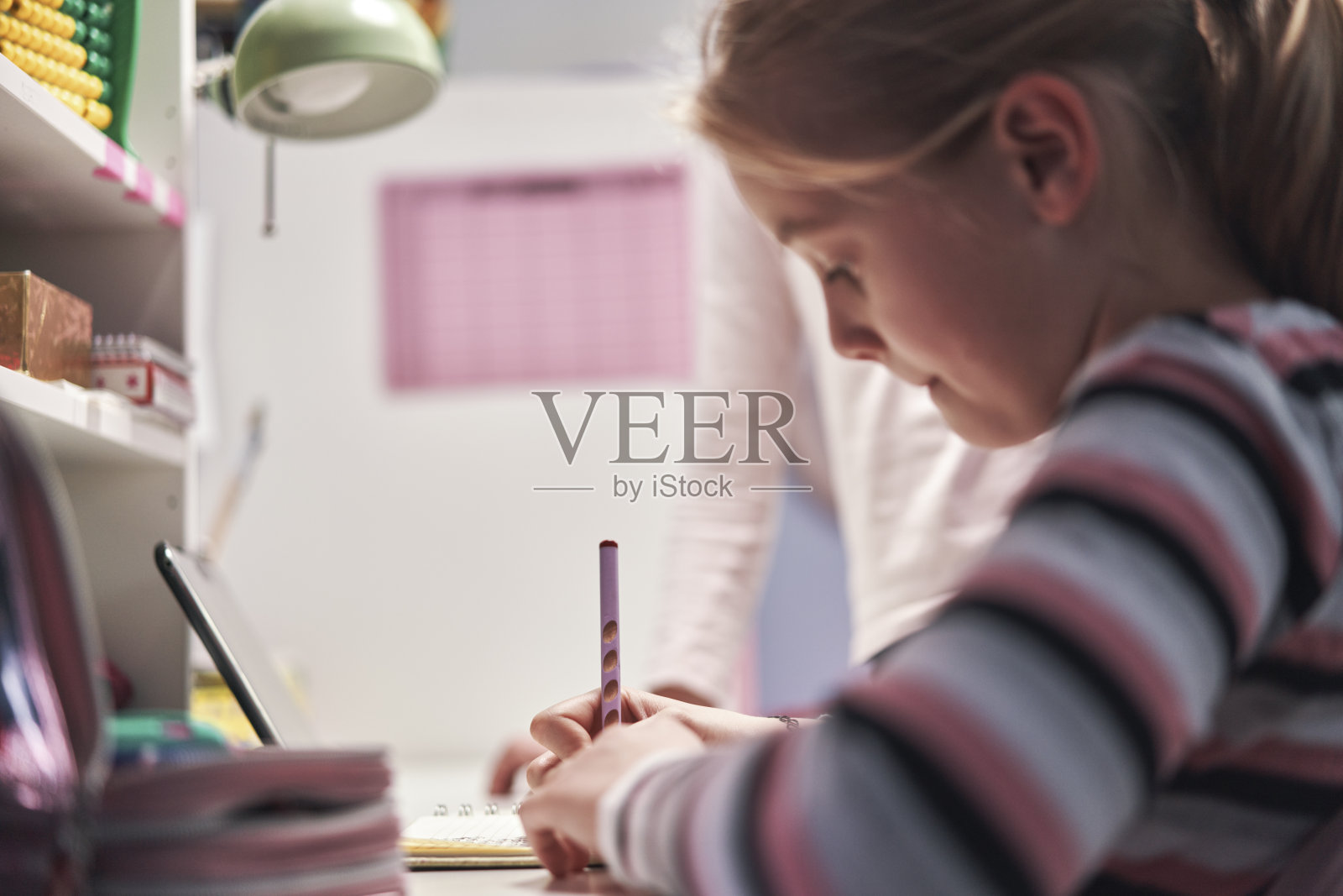 小女孩用平板绿屏在家上学照片摄影图片