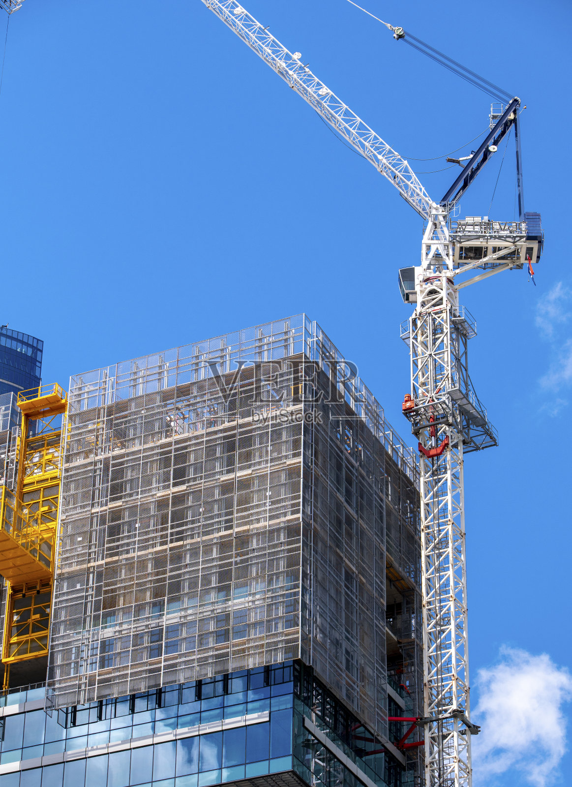 布里斯班的天际线上矗立着起重机。照片摄影图片