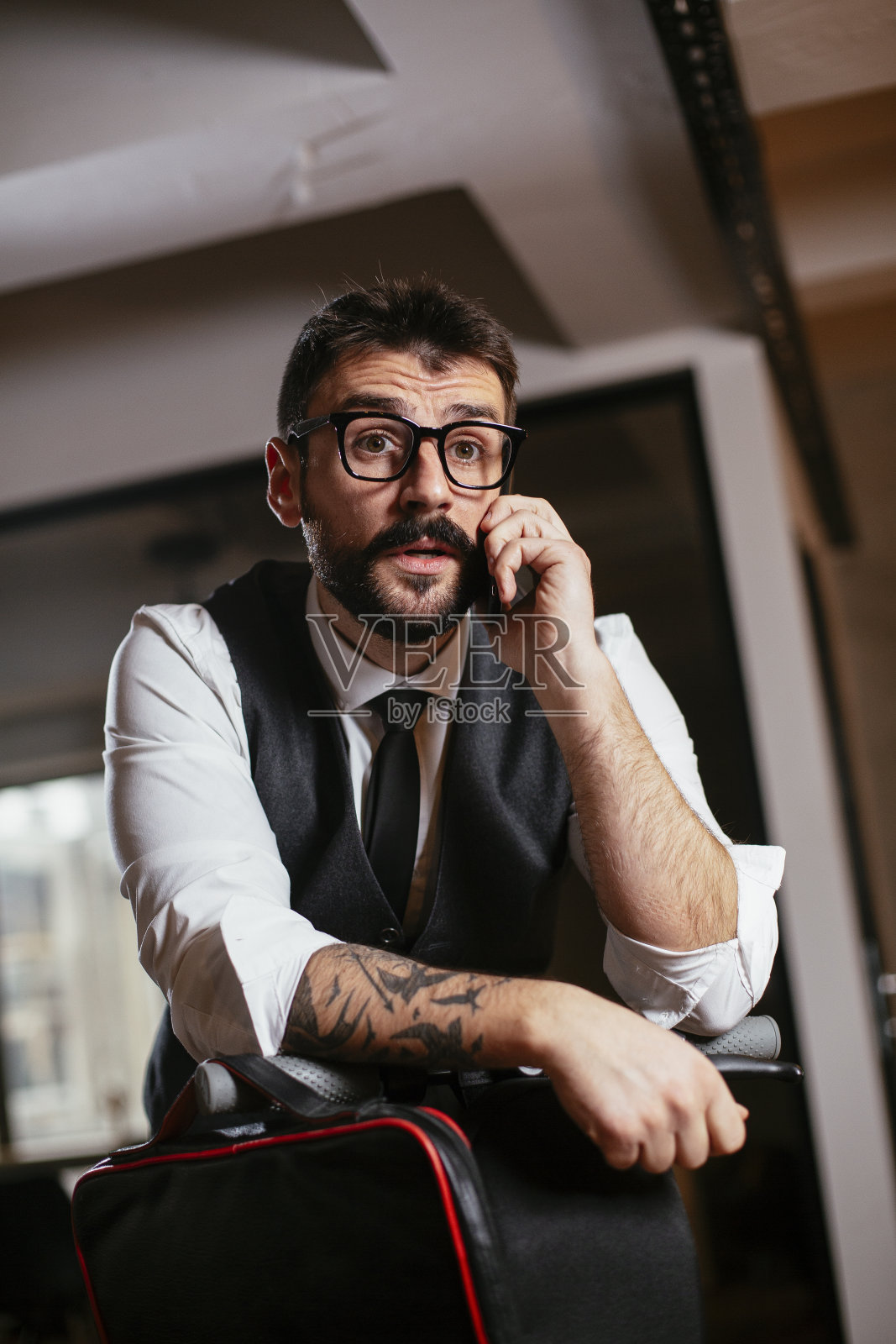 穿着西装，骑着电动滑板车的年轻商人。照片摄影图片