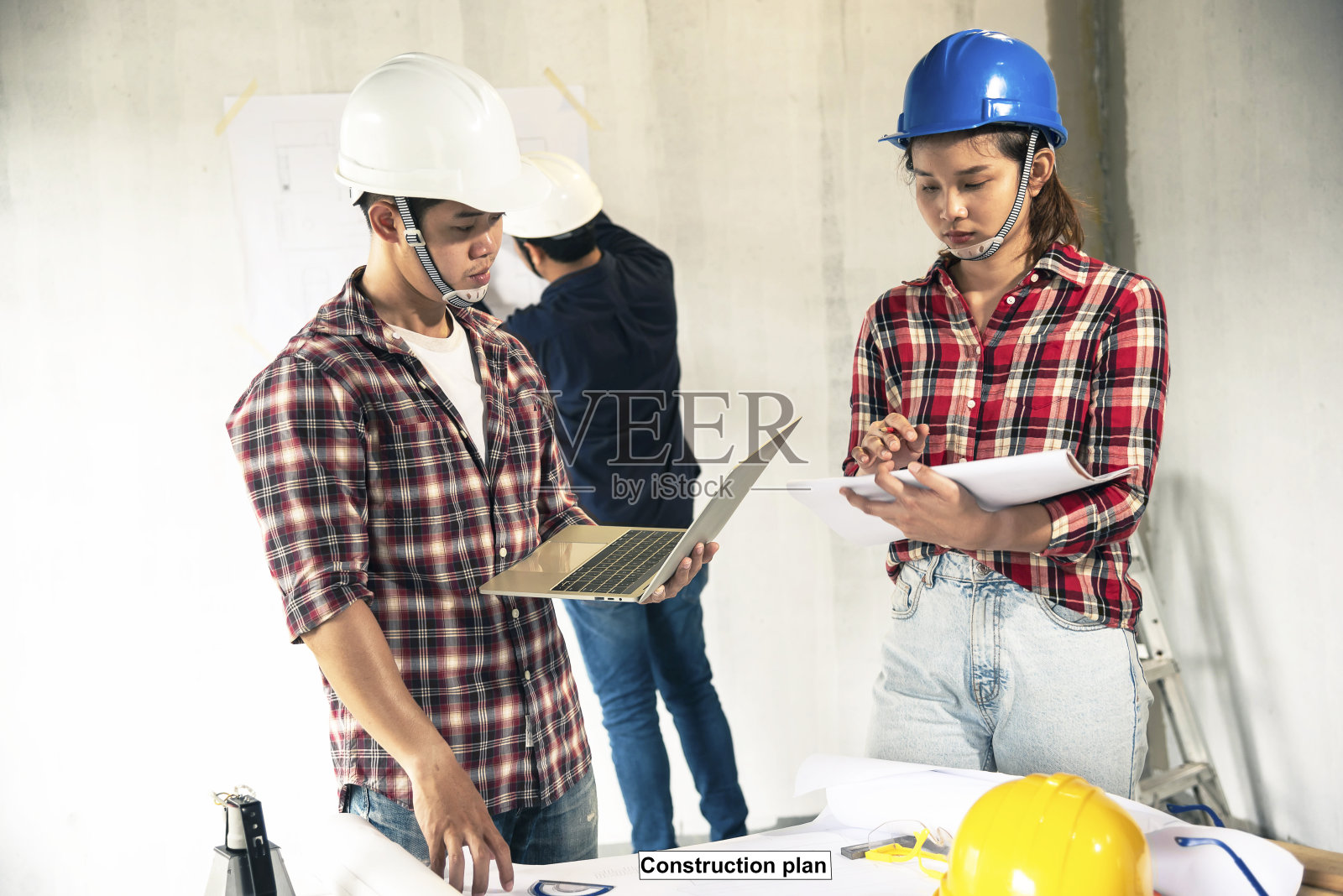 年轻的亚洲夫妇检查房子与工头工程家检查建筑房子步行回家检查与看和指向施工检查建筑家在工作现场给客户照片摄影图片