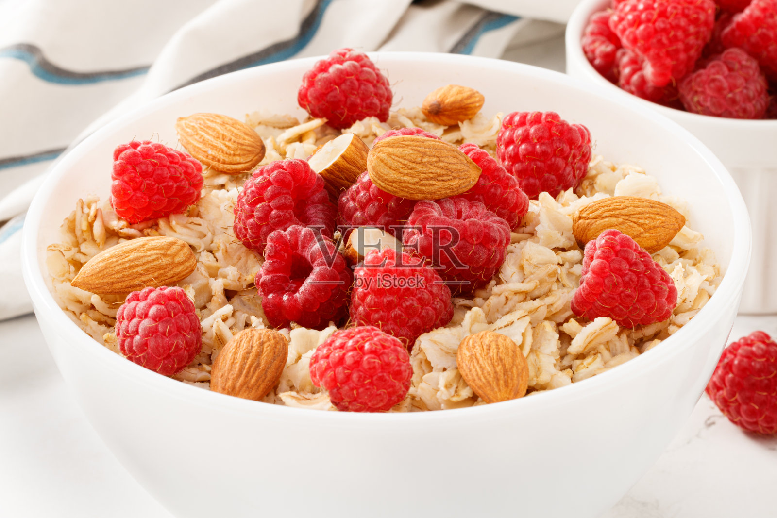 一碗树莓杏仁燕麦粥照片摄影图片