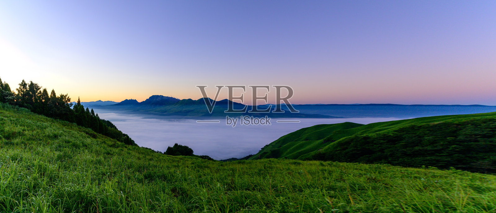 阿苏山，云海，云海 最好的云海风景映衬着日本旅游景点麻生的五座山 拍摄于2020年夏天，日本熊本县麻生市照片摄影图片